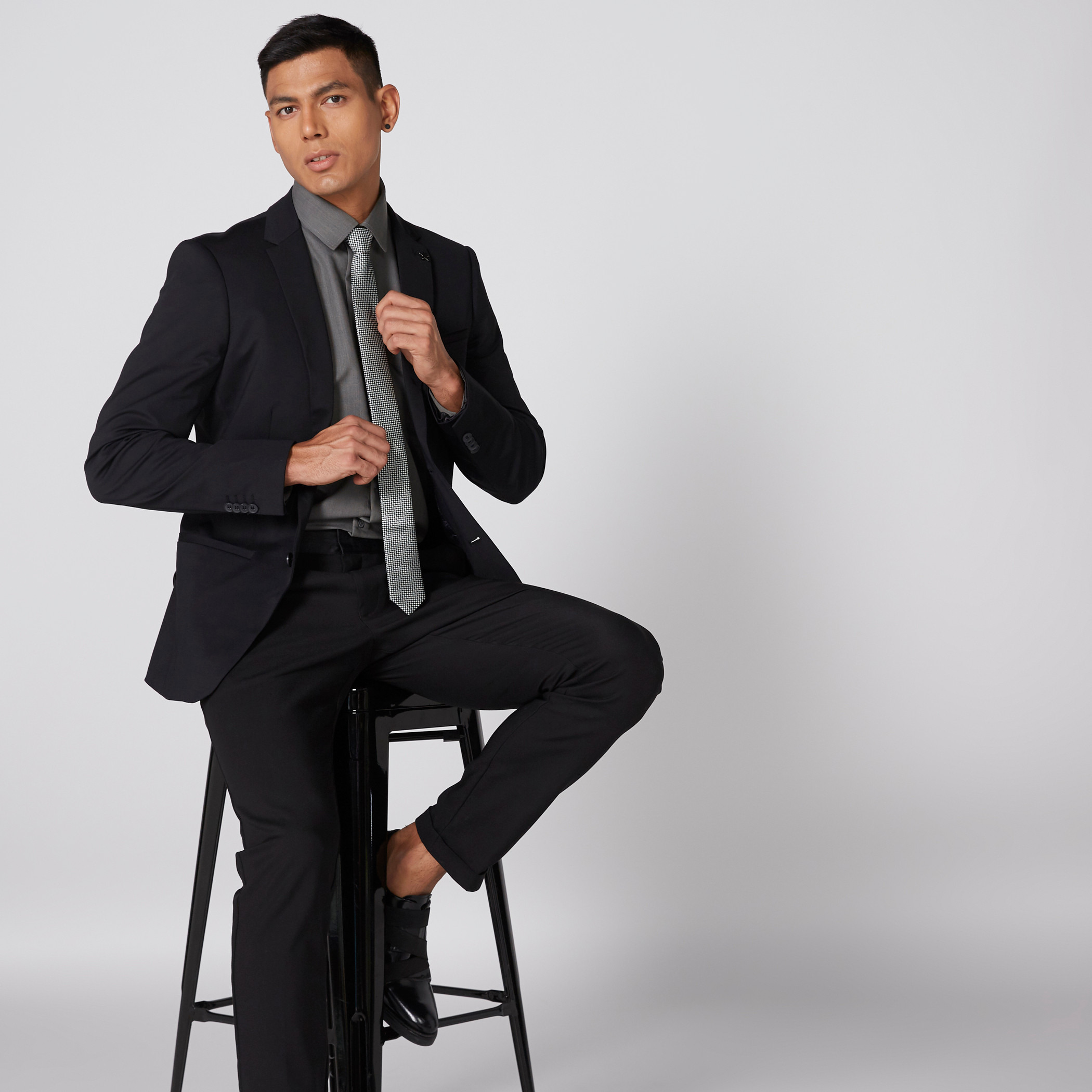 جاكيت بدلة بقصة مطابقة للجسم وياقة طويلة وأكمام طويلة-men-clothing-jacketsandblazers-blazers-image-4