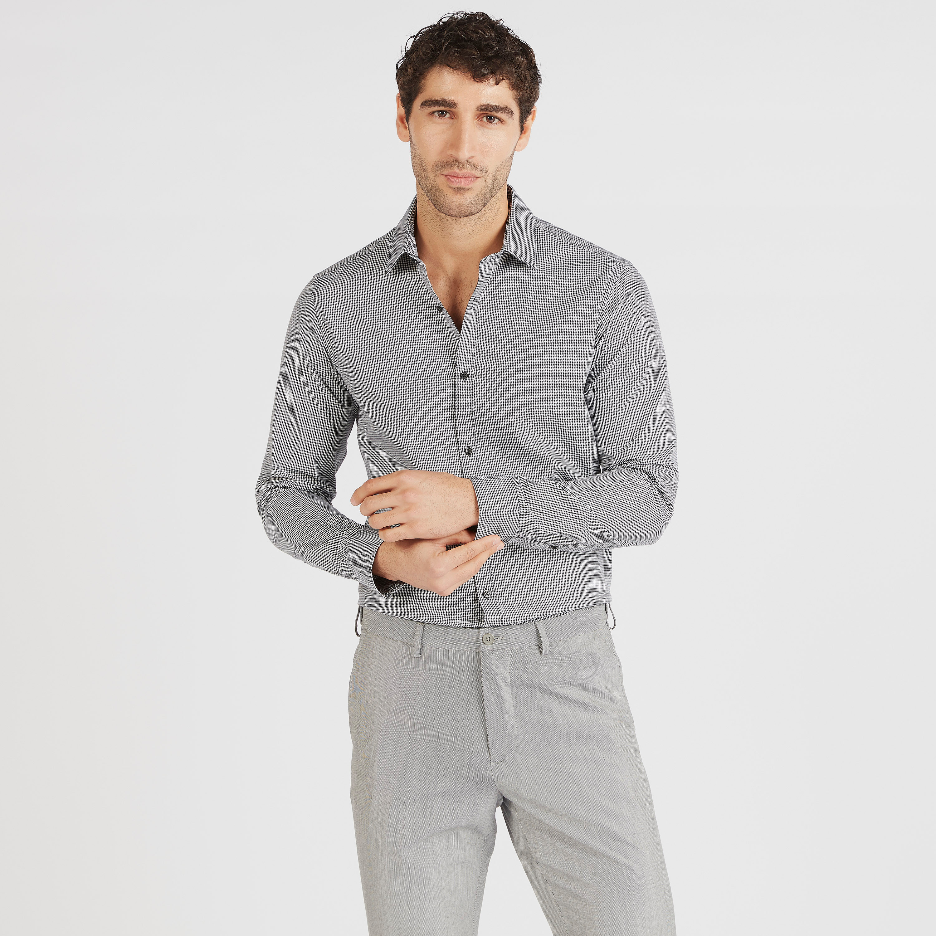 قميص كاروهات أبيض وأسود بأكمام طويلة وزر إغلاق-men-clothing-shirts-image-1