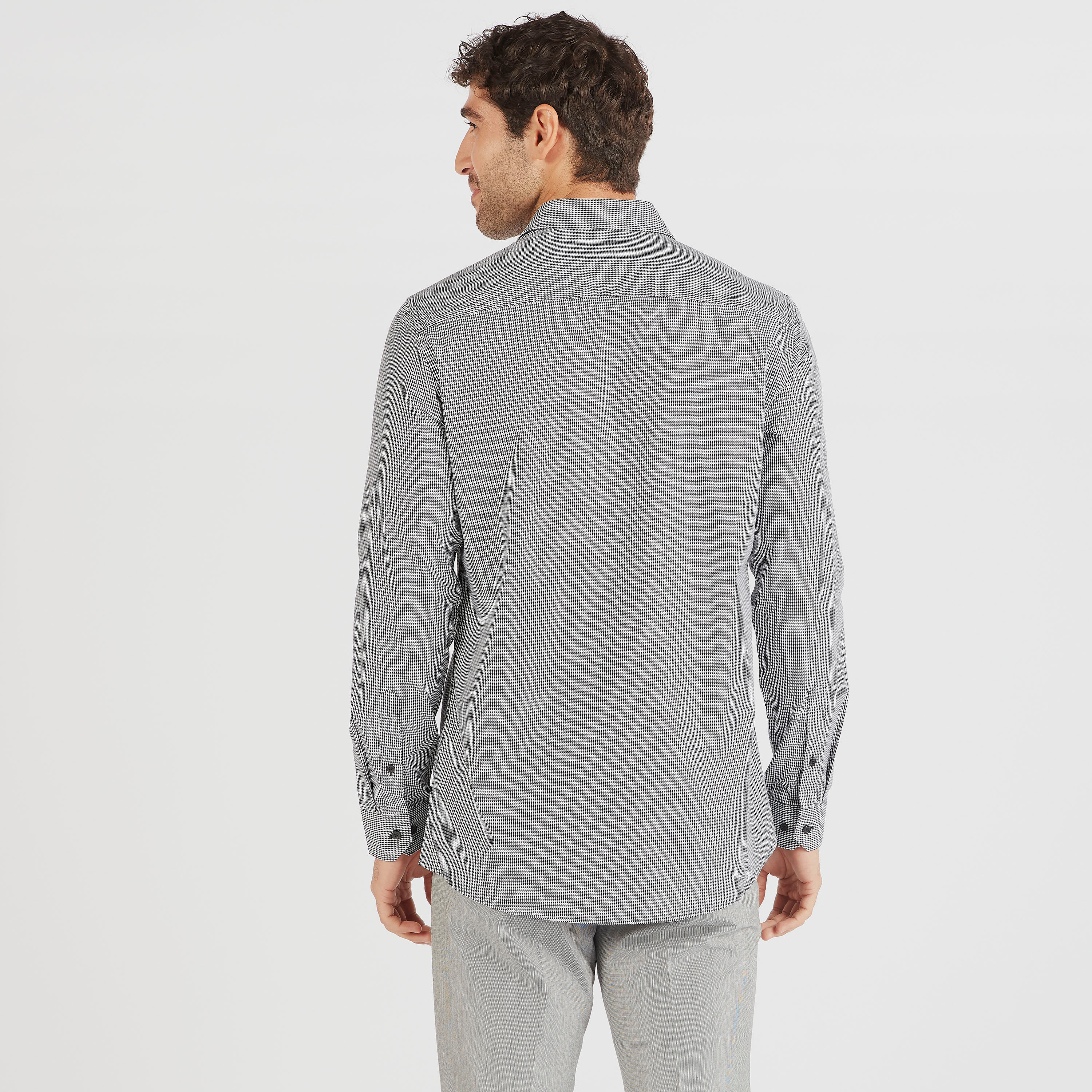 قميص كاروهات أبيض وأسود بأكمام طويلة وزر إغلاق-men-clothing-shirts-image-4
