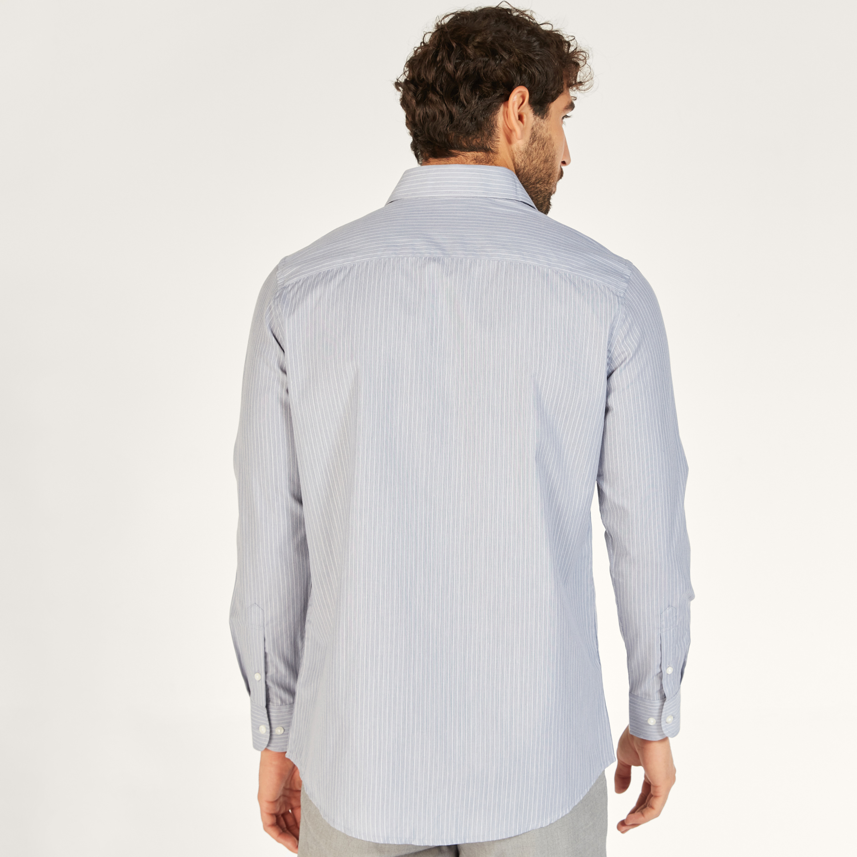 قميص مقلّم بأكمام طويلة وجيب خارجي-men-clothing-shirts-image-10