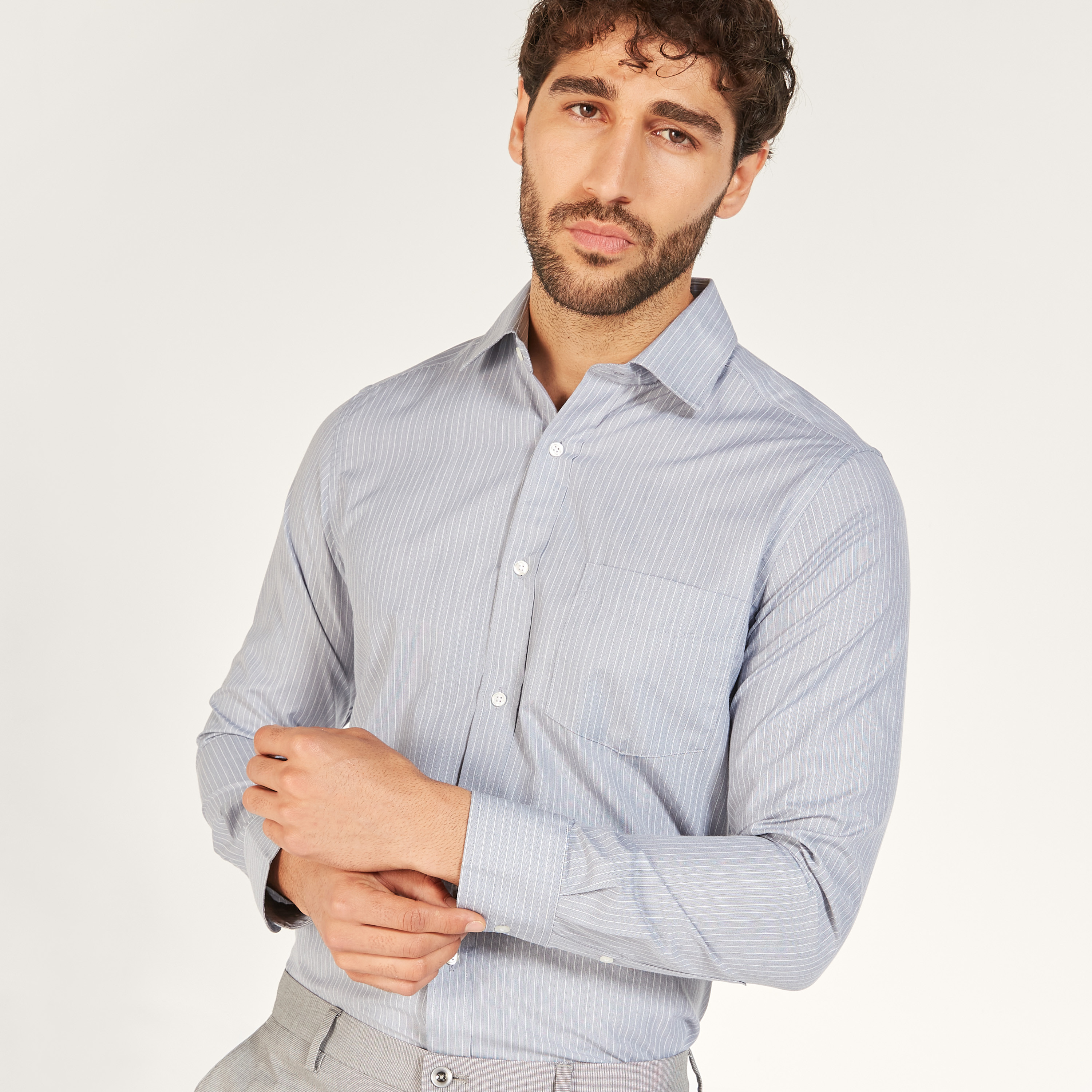 قميص مقلّم بأكمام طويلة وجيب خارجي-men-clothing-shirts-image-11