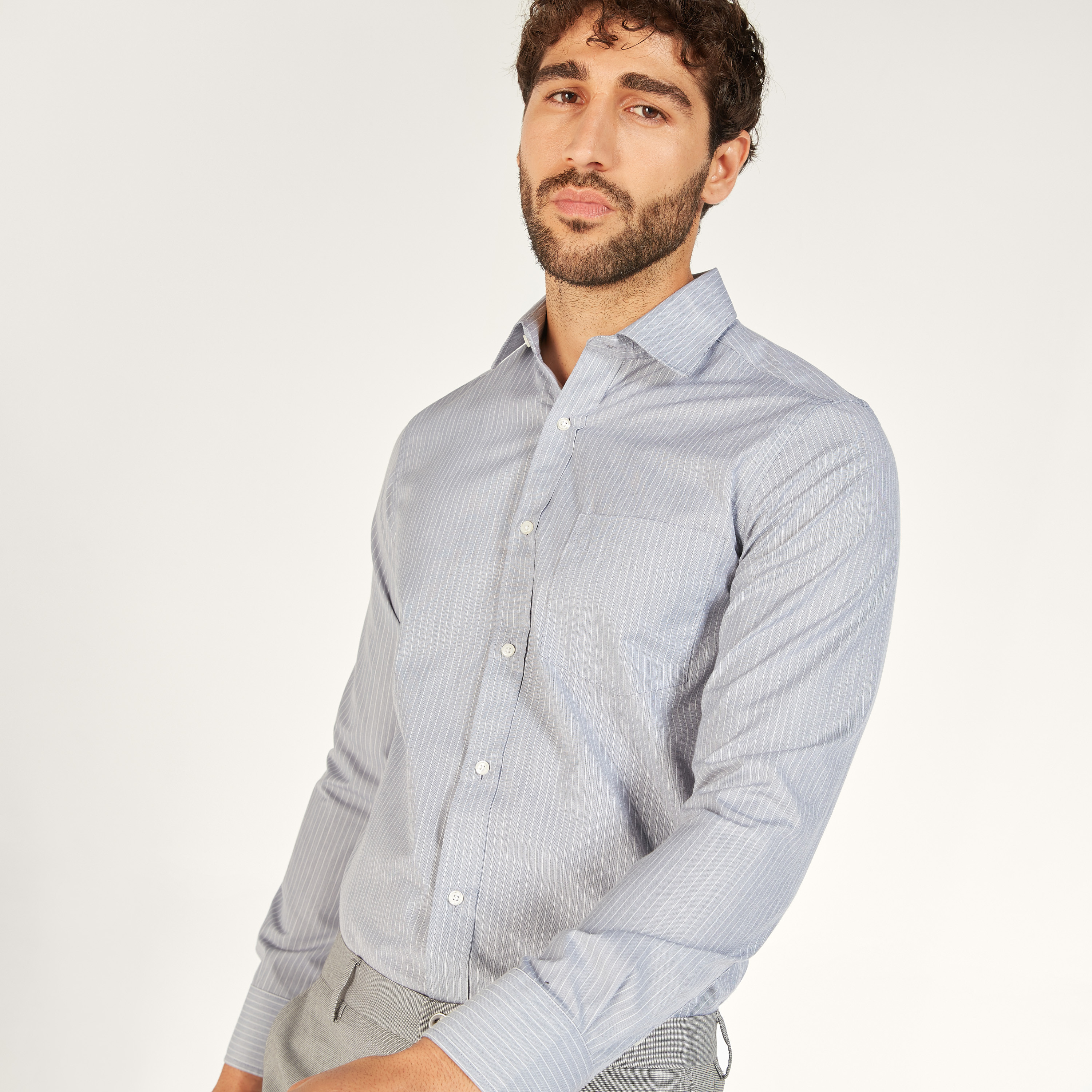 قميص مقلّم بأكمام طويلة وجيب خارجي-men-clothing-shirts-image-12