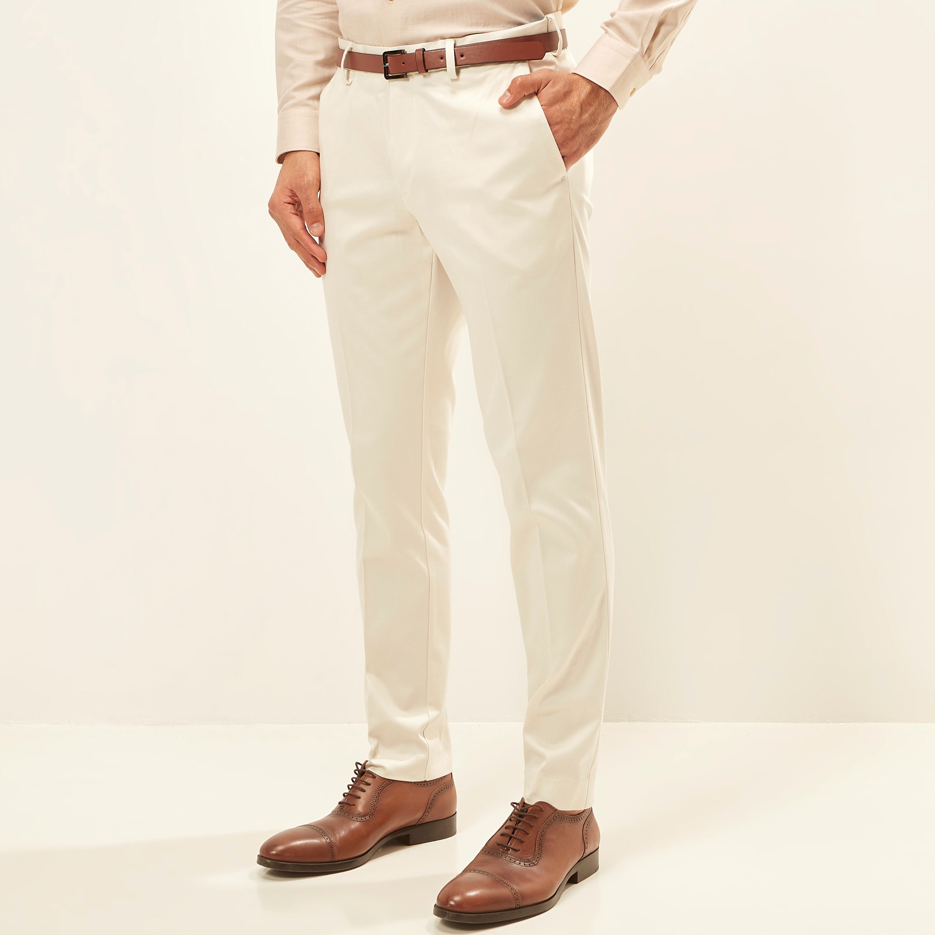 بنطلون سادة بخصر مرن وحزام وجيوب-men-clothing-bottoms-trousersandchinos-trousers-image-5