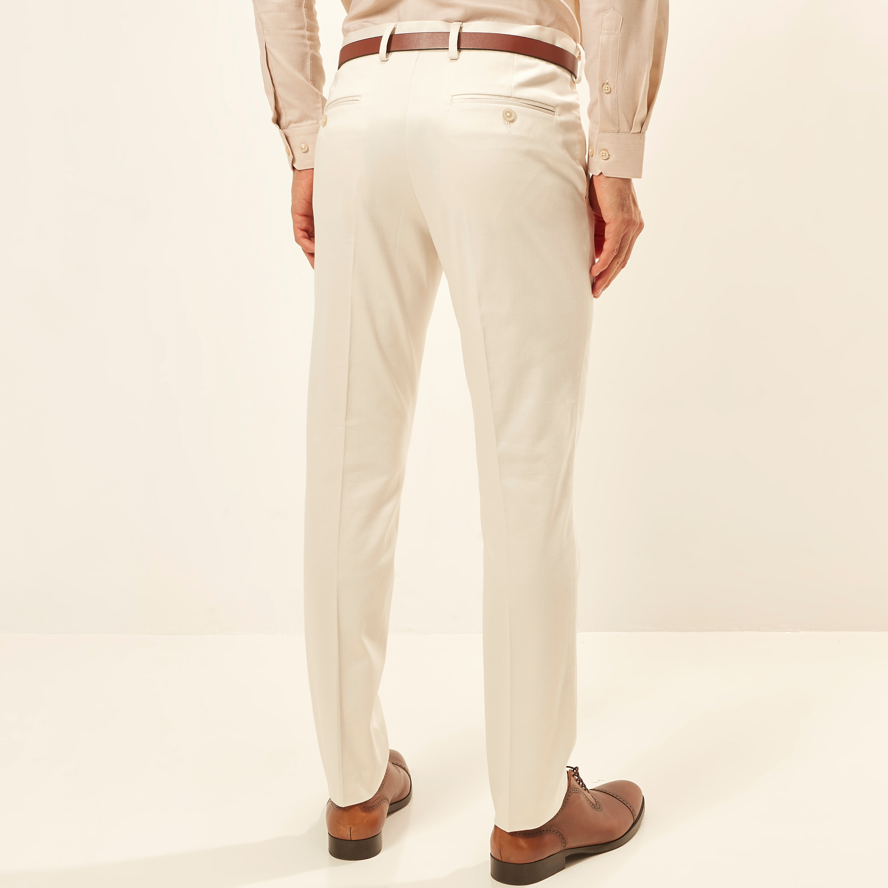 بنطلون سادة بخصر مرن وحزام وجيوب-men-clothing-bottoms-trousersandchinos-trousers-image-8