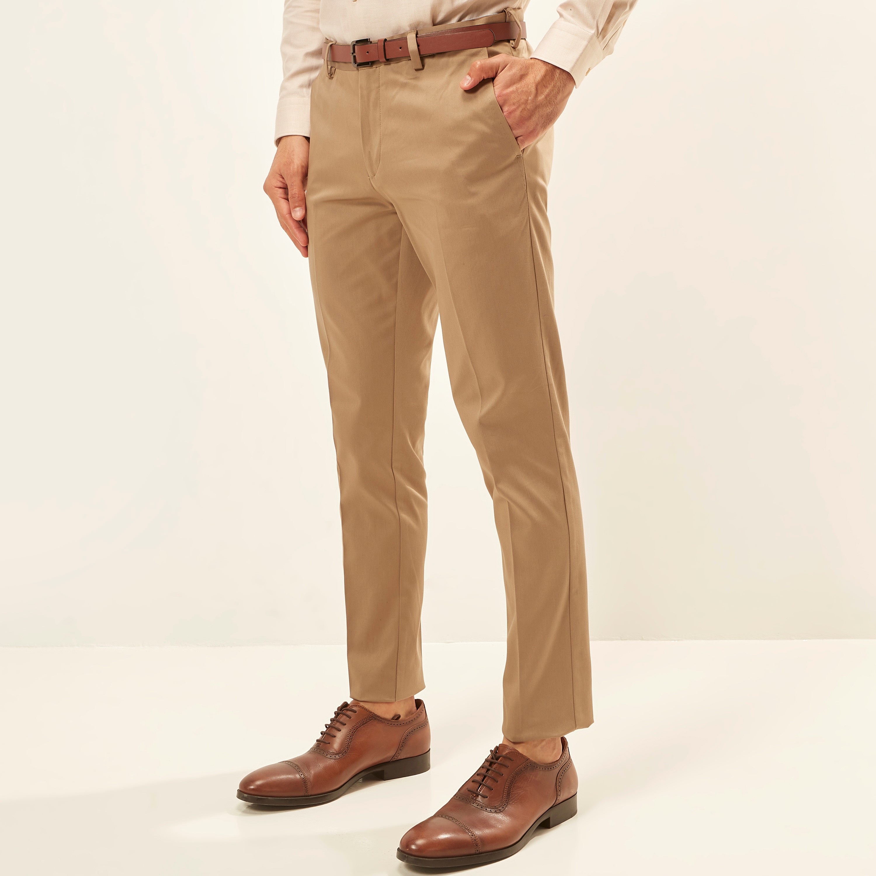 بنطلون سادة بخصر مرن وحزام وجيوب-men-clothing-bottoms-trousersandchinos-trousers-image-1