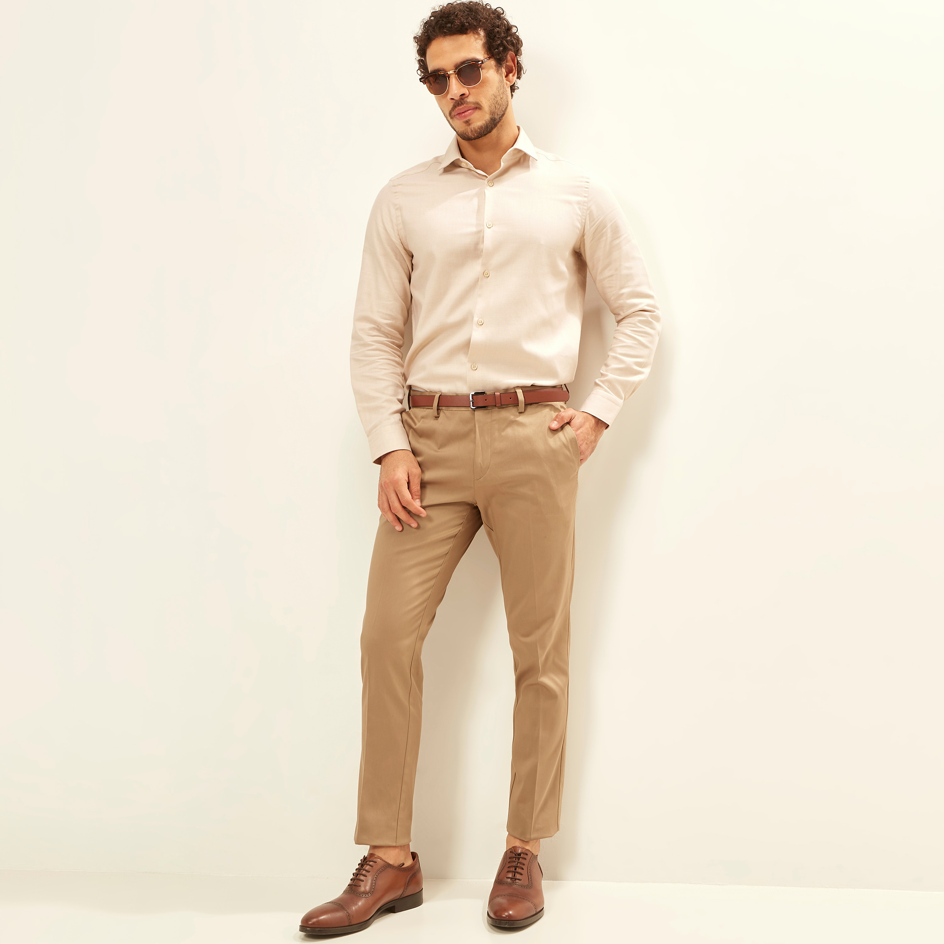 بنطلون سادة بخصر مرن وحزام وجيوب-men-clothing-bottoms-trousersandchinos-trousers-image-2