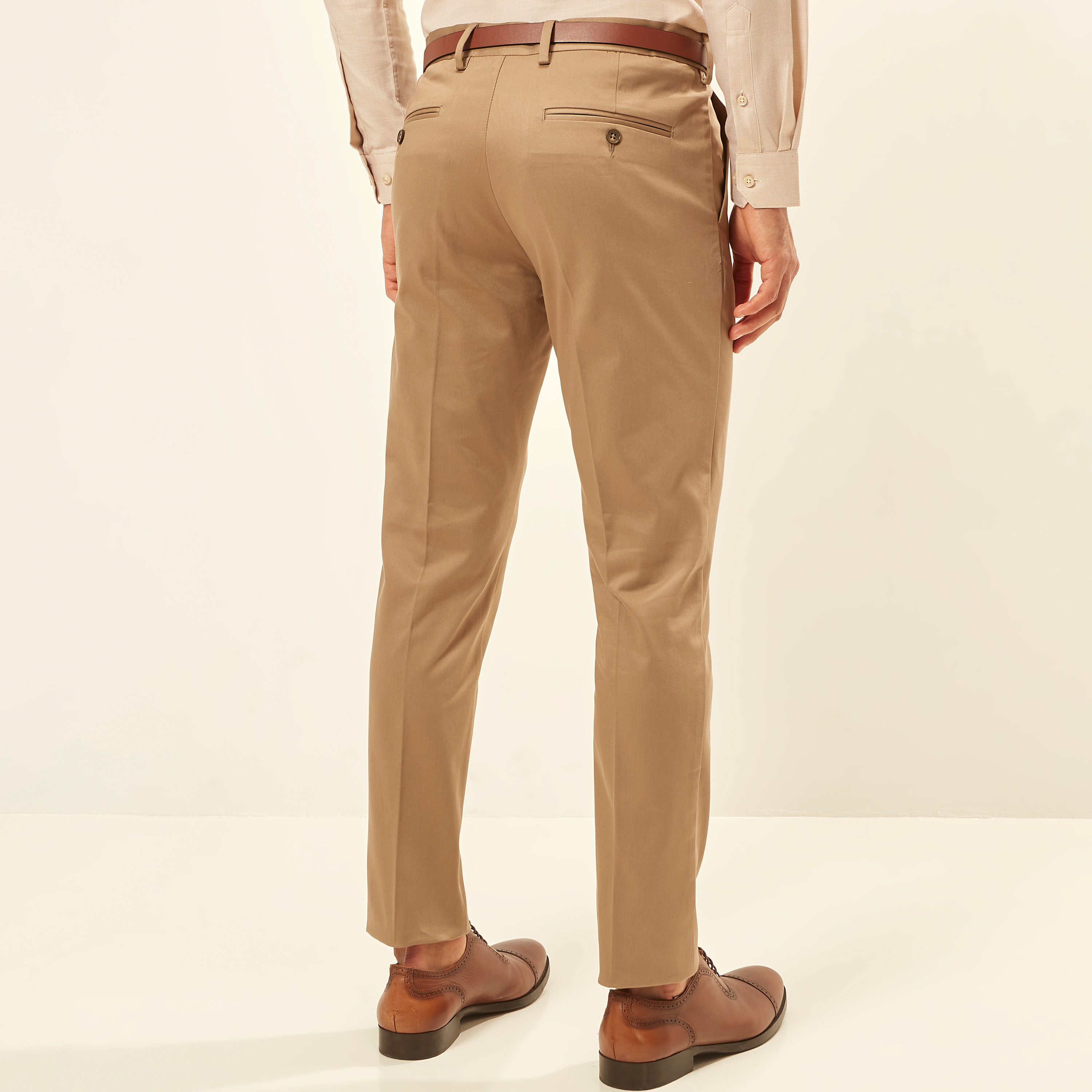 بنطلون سادة بخصر مرن وحزام وجيوب-men-clothing-bottoms-trousersandchinos-trousers-image-4
