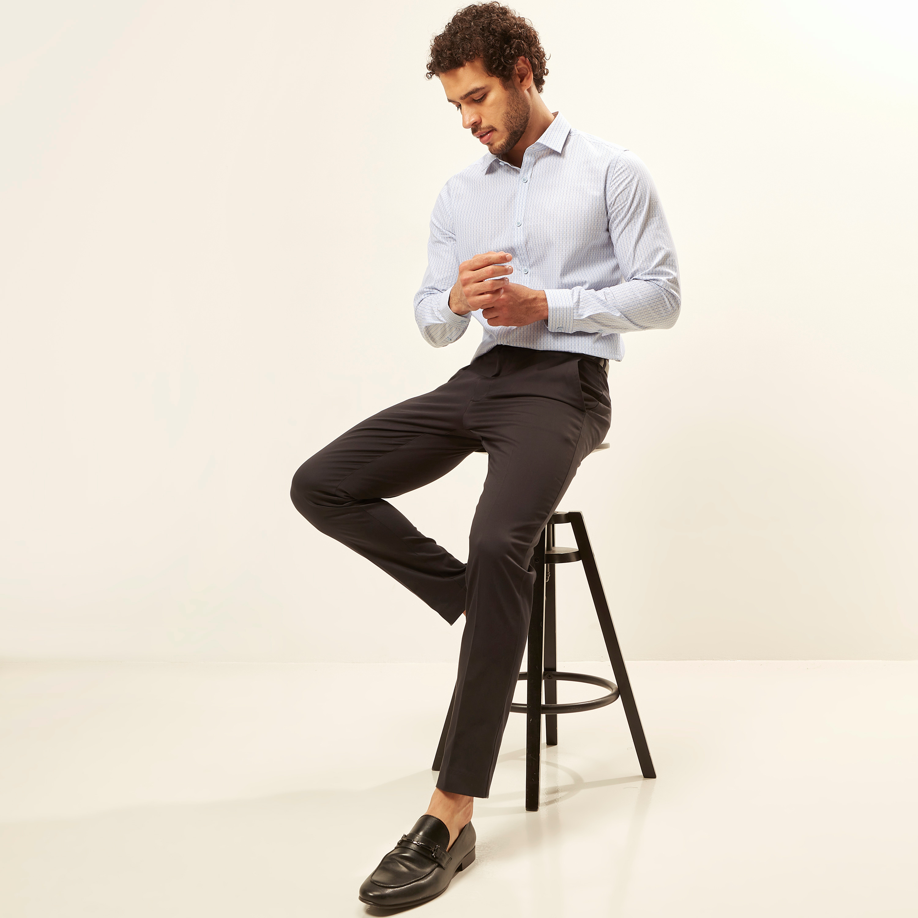 بنطلون سادة بخصر مرن وحزام وجيوب-men-clothing-bottoms-trousersandchinos-trousers-image-9