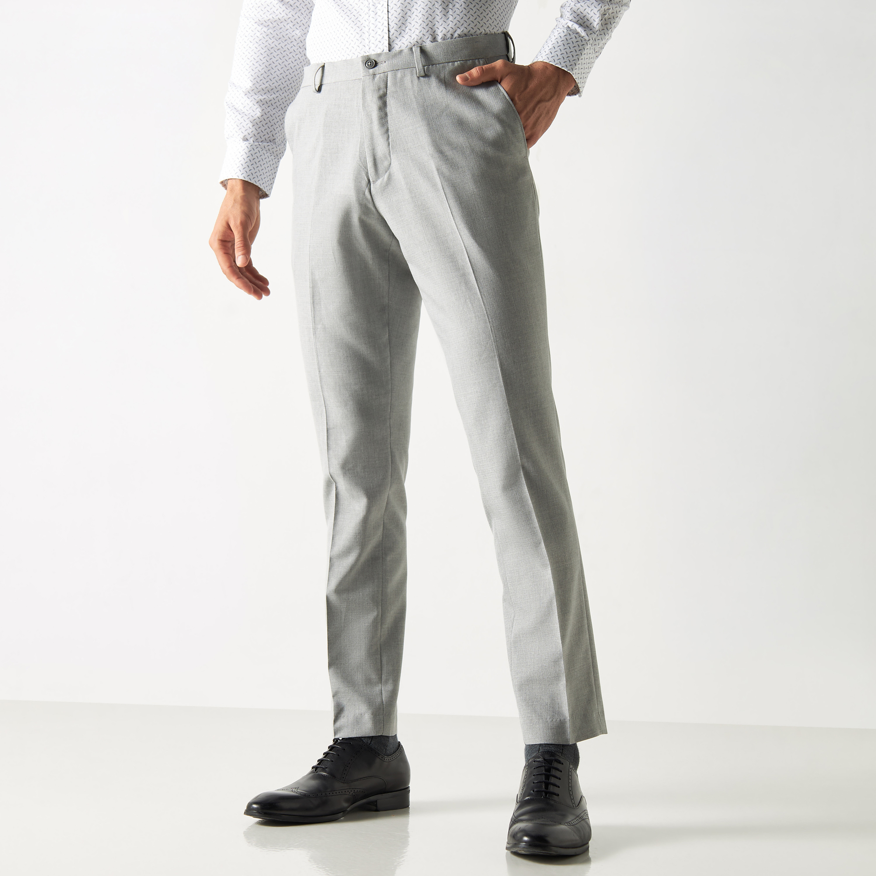بنطلون سادة بقصة مريحة وزر إغلاق وجيوب-men-clothing-bottoms-trousersandchinos-trousers-image-1