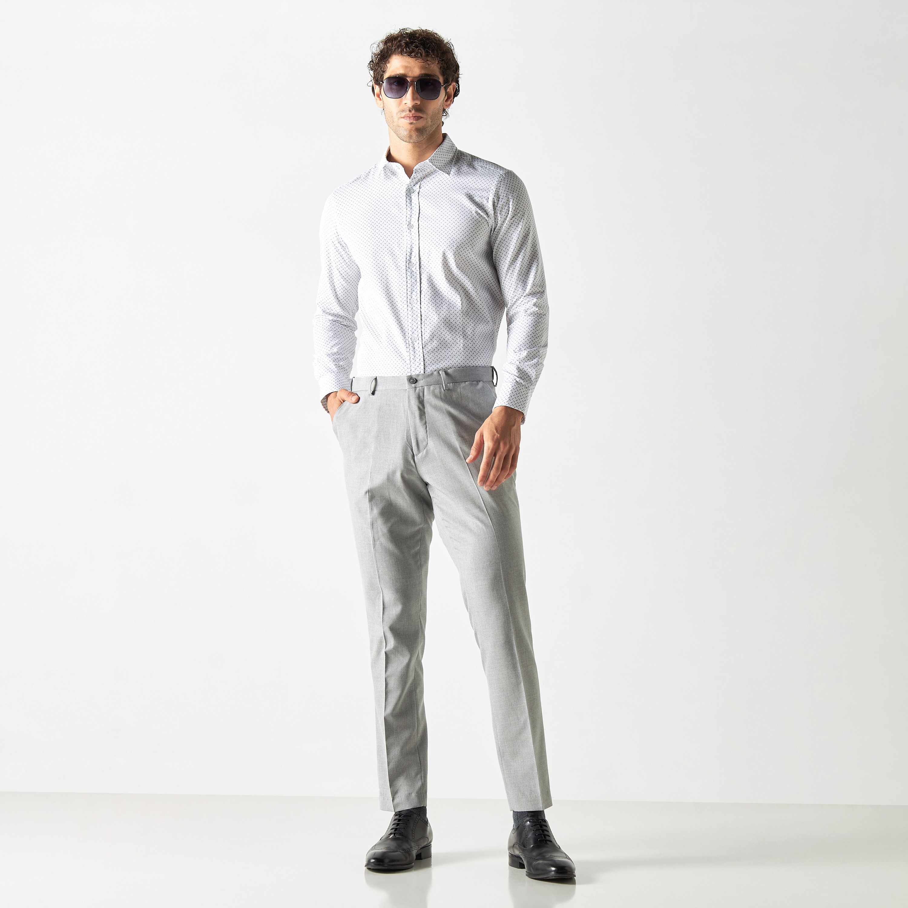 بنطلون سادة بقصة مريحة وزر إغلاق وجيوب-men-clothing-bottoms-trousersandchinos-trousers-image-2