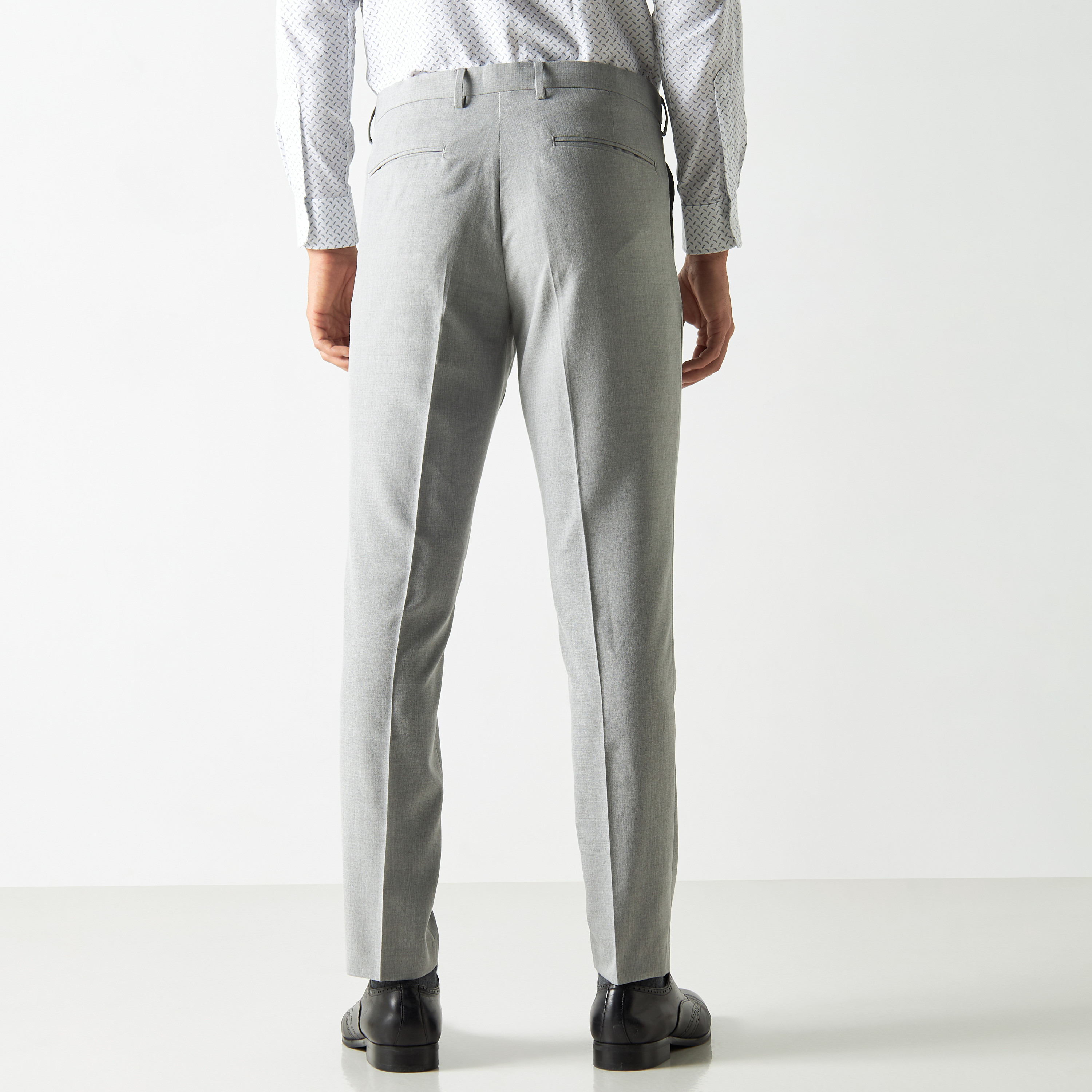 بنطلون سادة بقصة مريحة وزر إغلاق وجيوب-men-clothing-bottoms-trousersandchinos-trousers-image-3