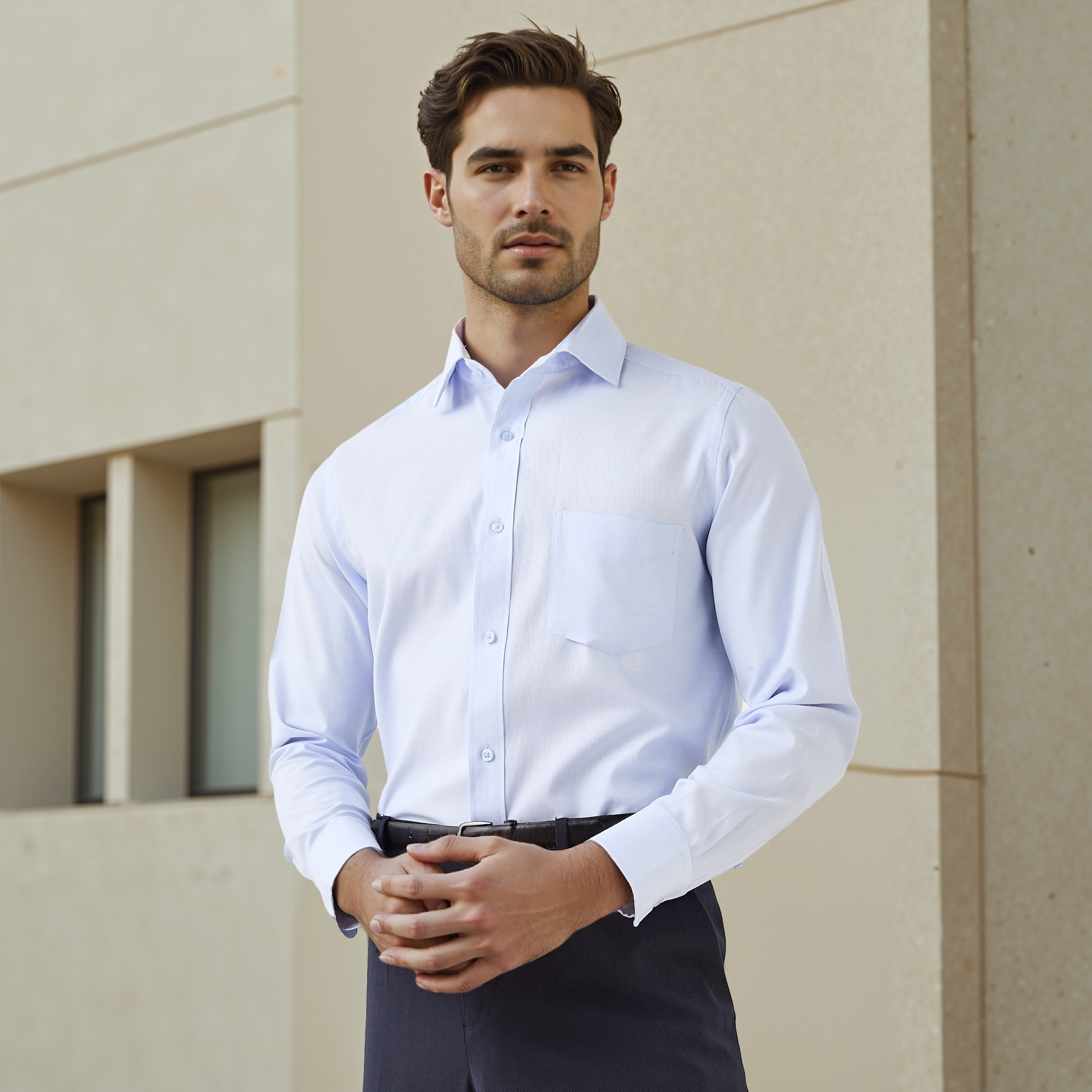 قميص مقلم بقصة عادية وياقة وجيب على الصدر-men-clothing-shirts-image-1