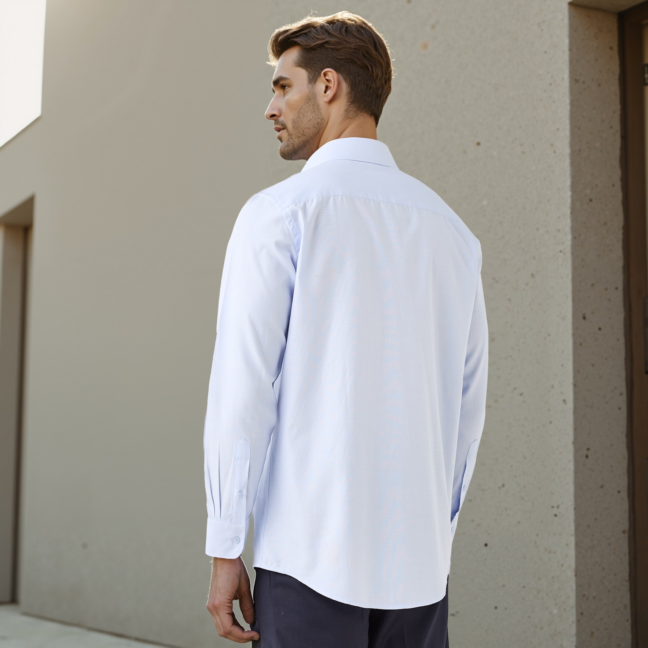 قميص مقلم بقصة عادية وياقة وجيب على الصدر-men-clothing-shirts-image-3
