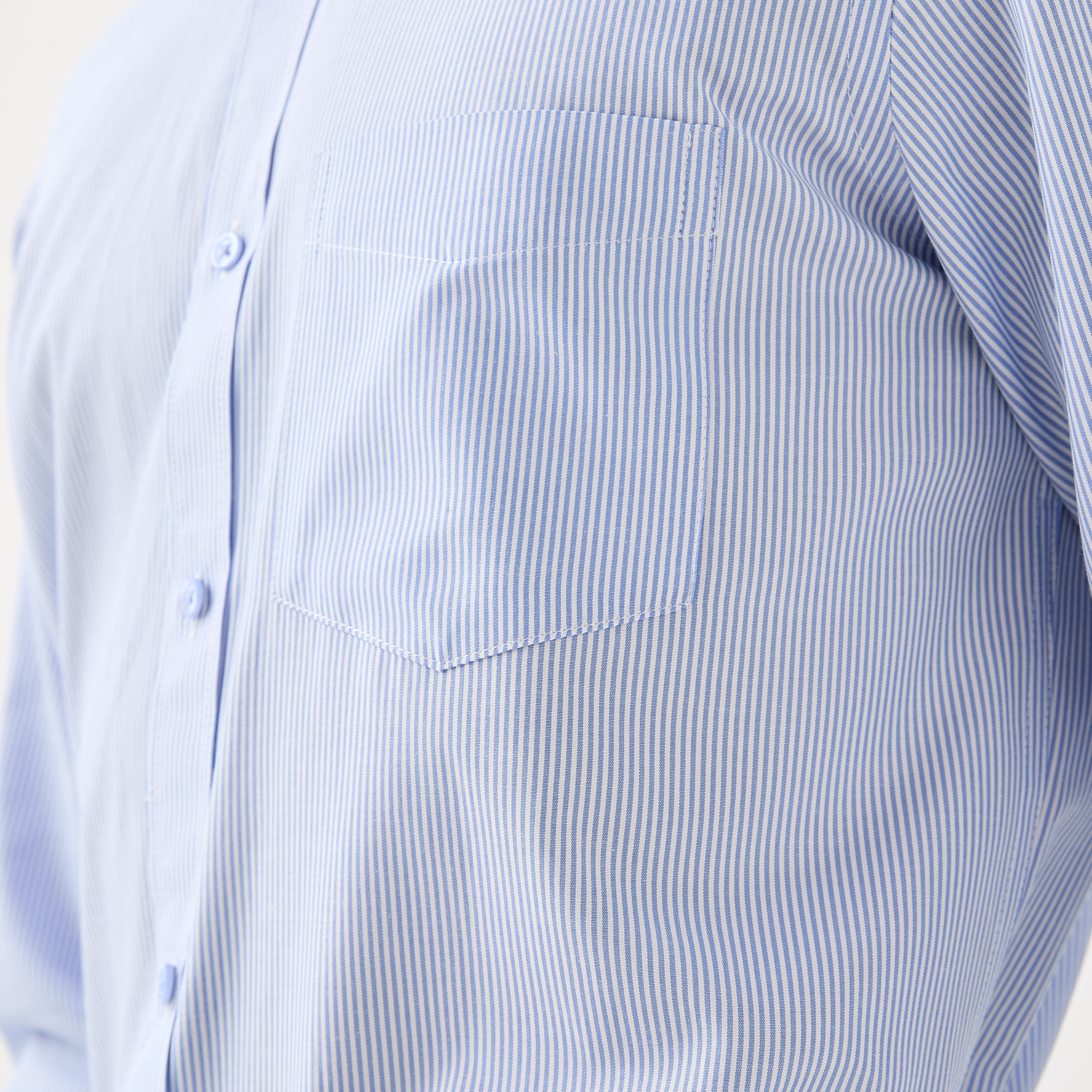 قميص مقلم بقصة عادية وياقة وجيب على الصدر-men-clothing-shirts-image-6