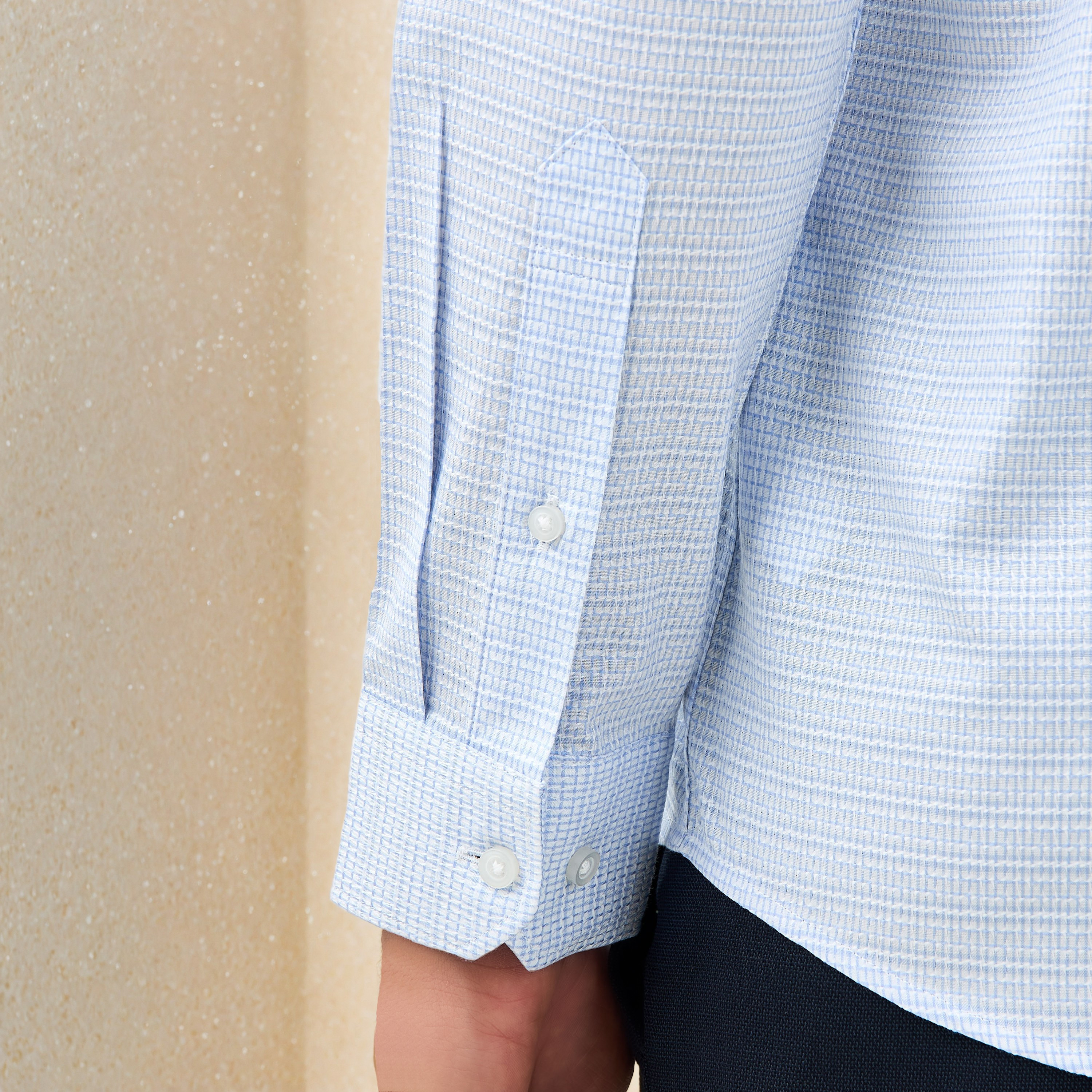 قميص بارز الملمس بقصّة عادية وأكمام طويلة-men-clothing-shirts-image-4