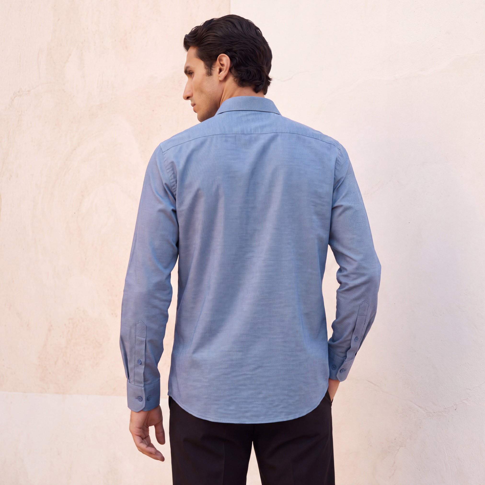 قميص بارز الملمس بأكمام طويلة وقصة وياقة مريحة-men-clothing-shirts-image-7