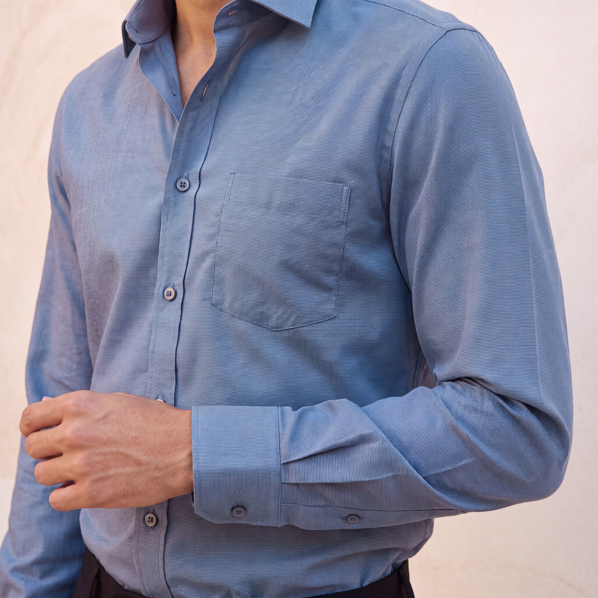قميص بارز الملمس بأكمام طويلة وقصة وياقة مريحة-men-clothing-shirts-image-3