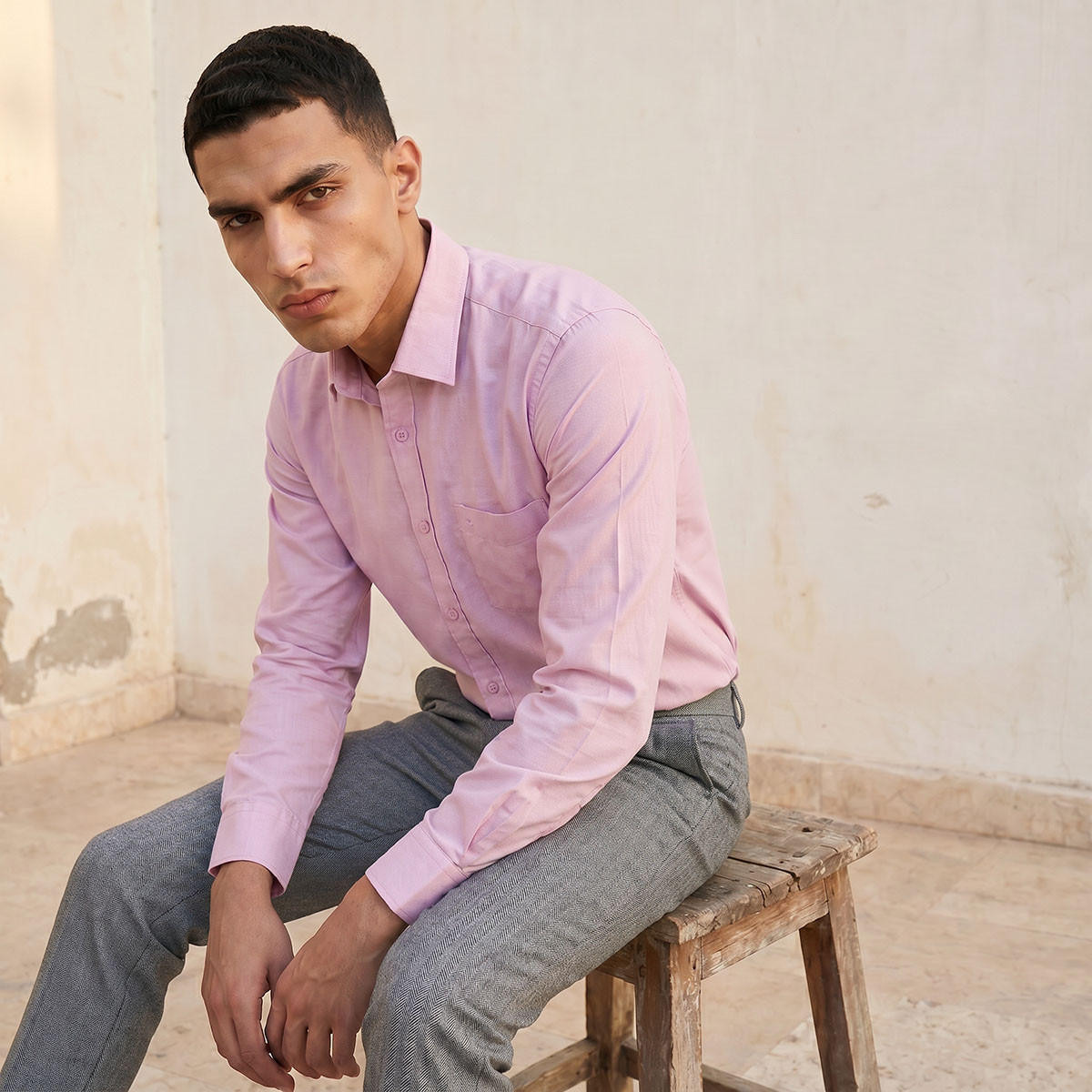 قميص بارز الملمس بقصّة عادية وأكمام طويلة-men-clothing-shirts-image-7