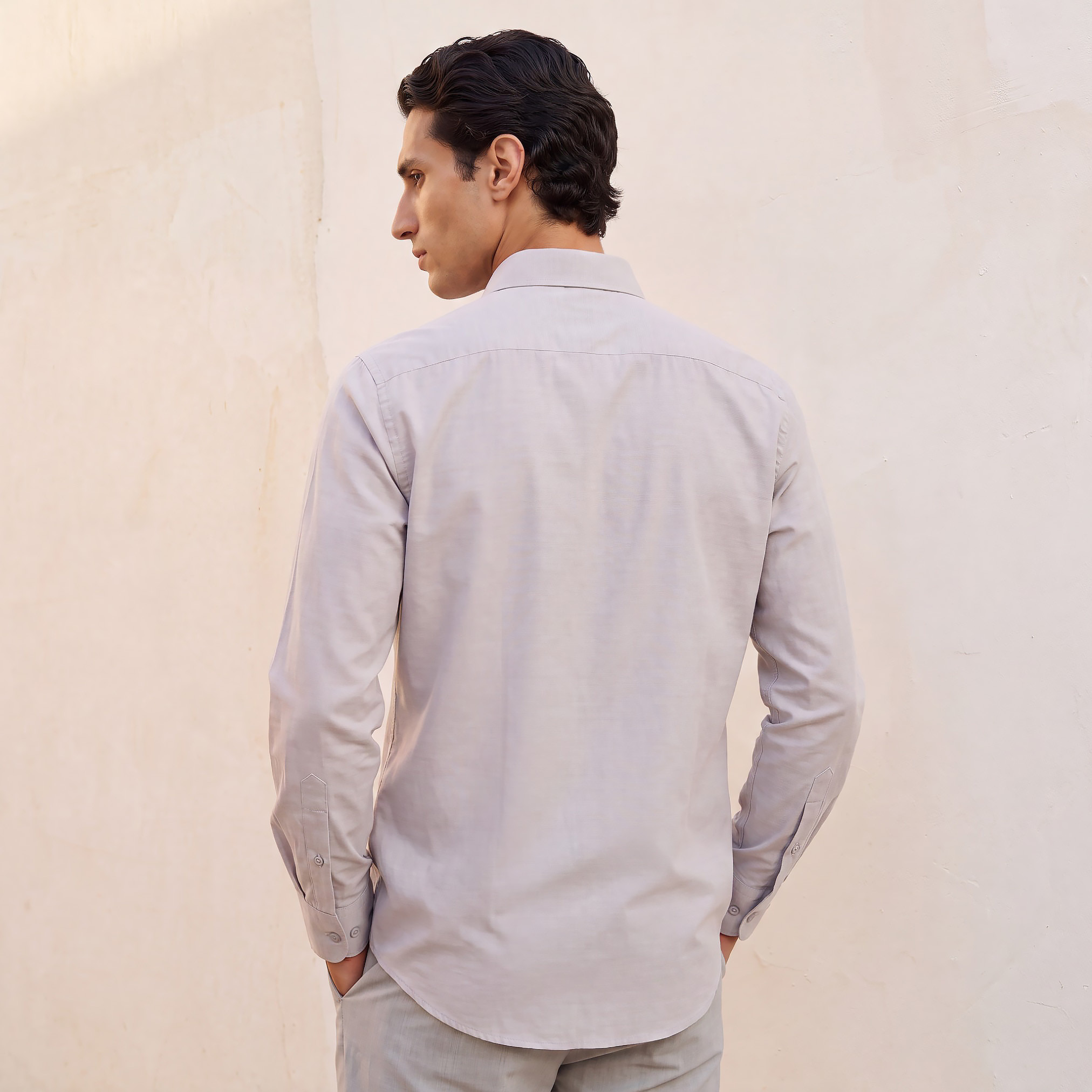 قميص بارز الملمس بأكمام طويلة وقصة وياقة مريحة-men-clothing-shirts-image-3