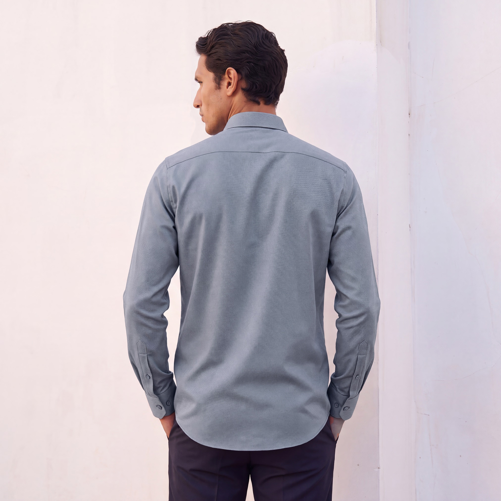 قميص بارز الملمس بقصة عادية وأكمام طويلة-men-clothing-shirts-image-3