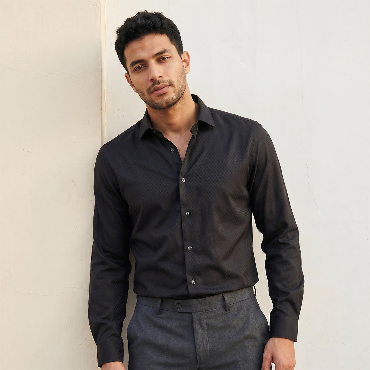 قميص دوبي بارز الملمس بقصة عادية وياقة عادية وأكمام طويلة-men-clothing-shirts-image-1