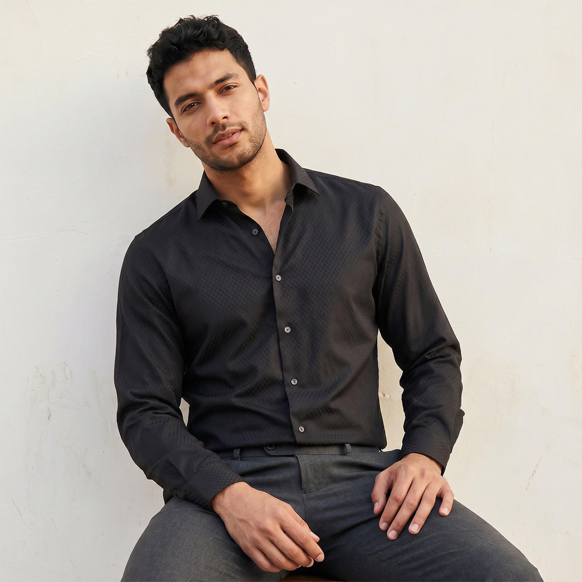 قميص دوبي بارز الملمس بقصة عادية وياقة عادية وأكمام طويلة-men-clothing-shirts-image-7