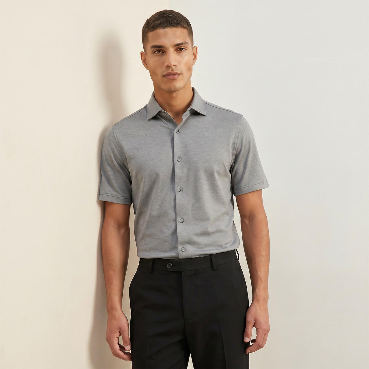 قميص بياقة كلاسيكية وقصة عادية وأكمام قصيرة-men-clothing-shirts-image-1