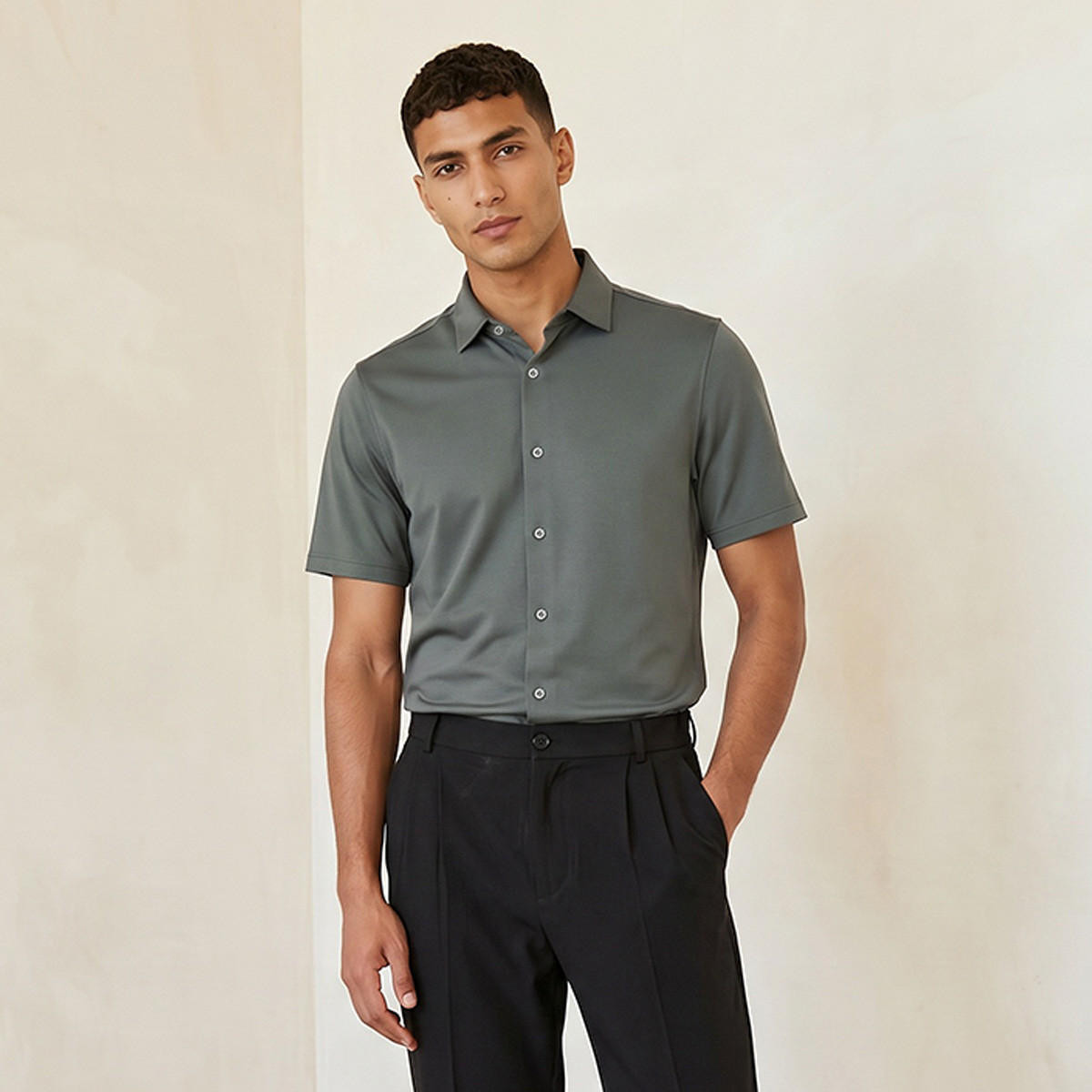 قميص بياقة كلاسيكية وقصة عادية وأكمام قصيرة-men-clothing-shirts-image-1