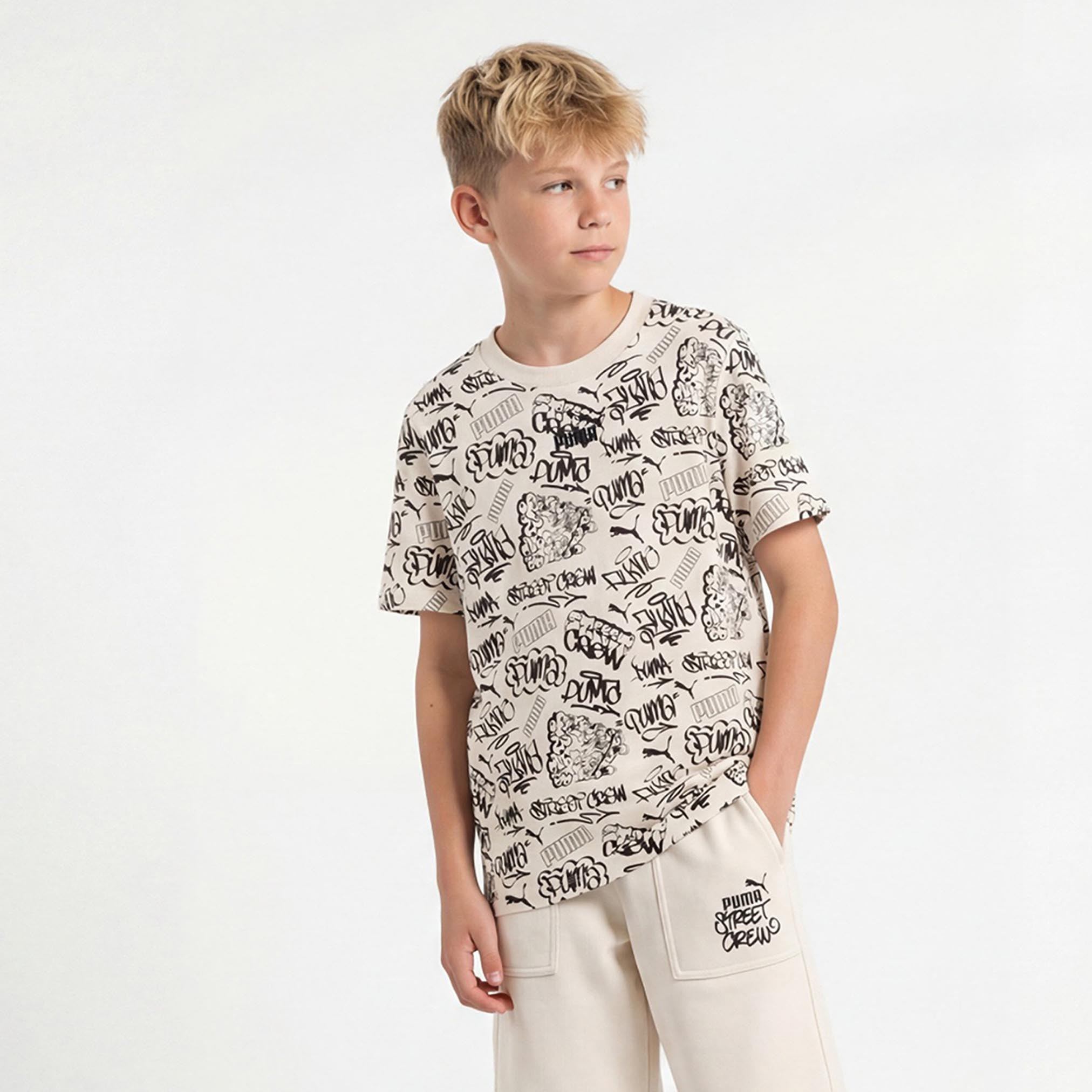 تيشيرت بياقة ضيقة وأكمام قصيرة وطبعات جرافيتي من بوما-sports-boys-clothing-tops-image-1