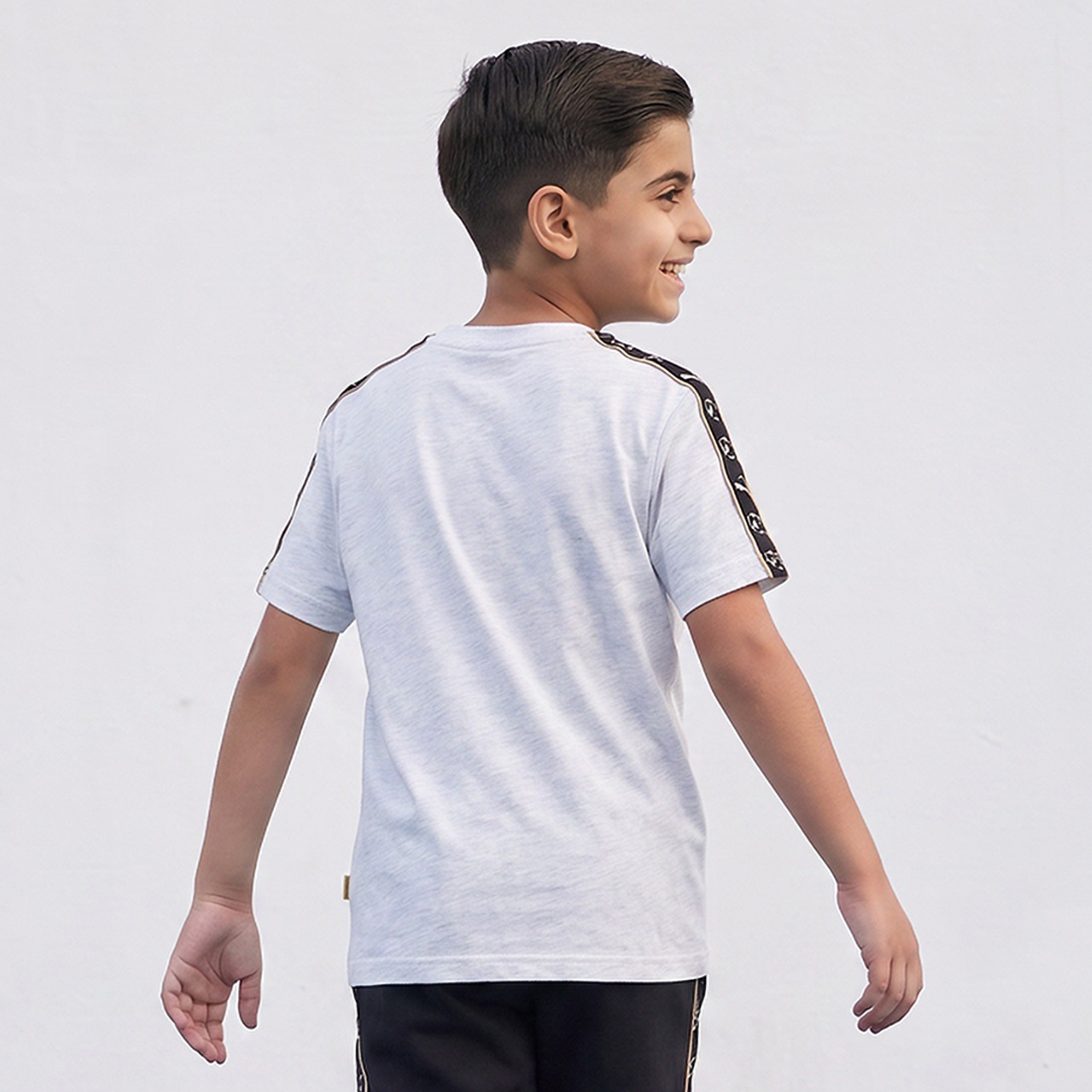 تيشيرت بياقة ضيقة وأكمام قصيرة وشريط بتفاصيل شعار من بوما-sports-boys-clothing-tops-image-2