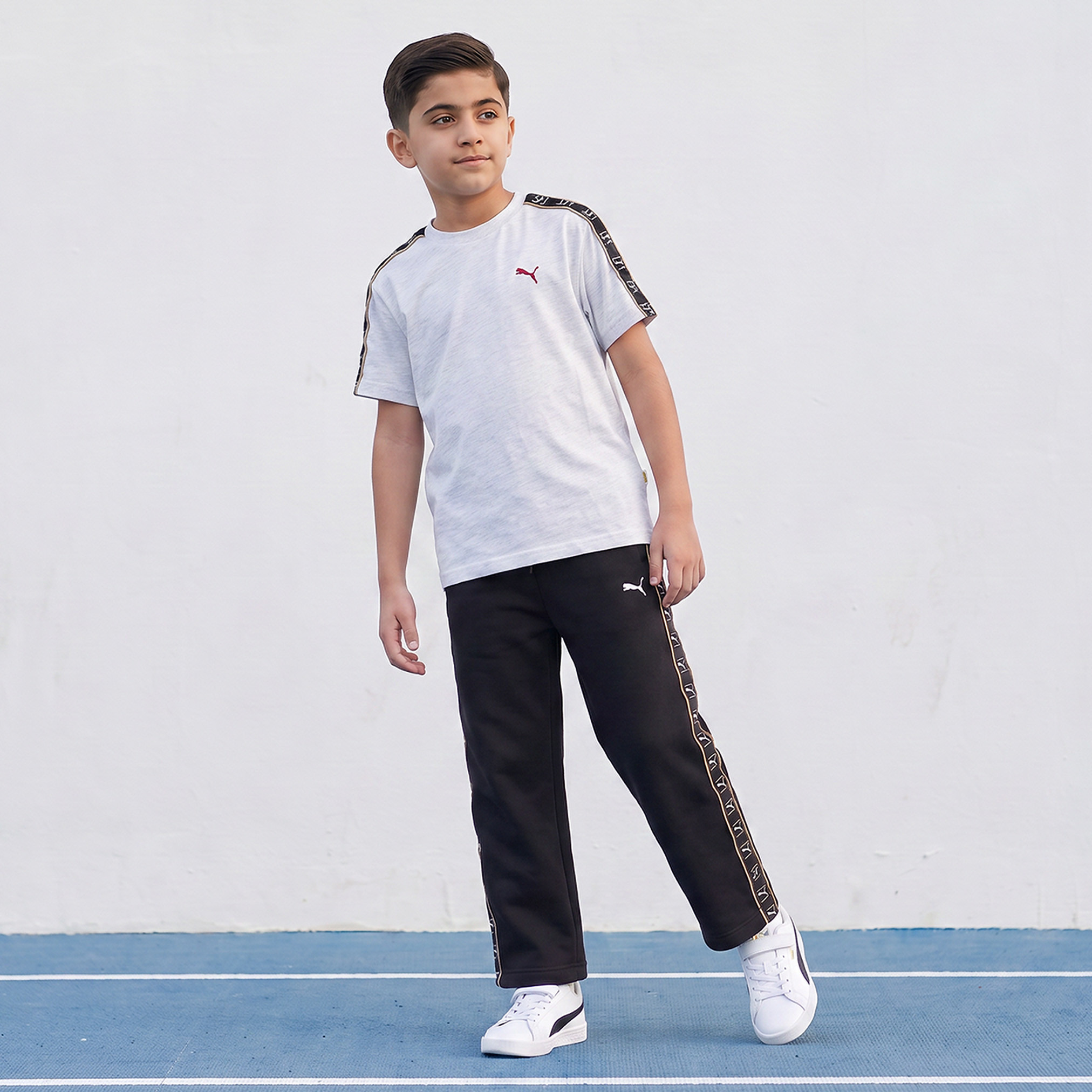 تيشيرت بياقة ضيقة وأكمام قصيرة وشريط بتفاصيل شعار من بوما-sports-boys-clothing-tops-image-3