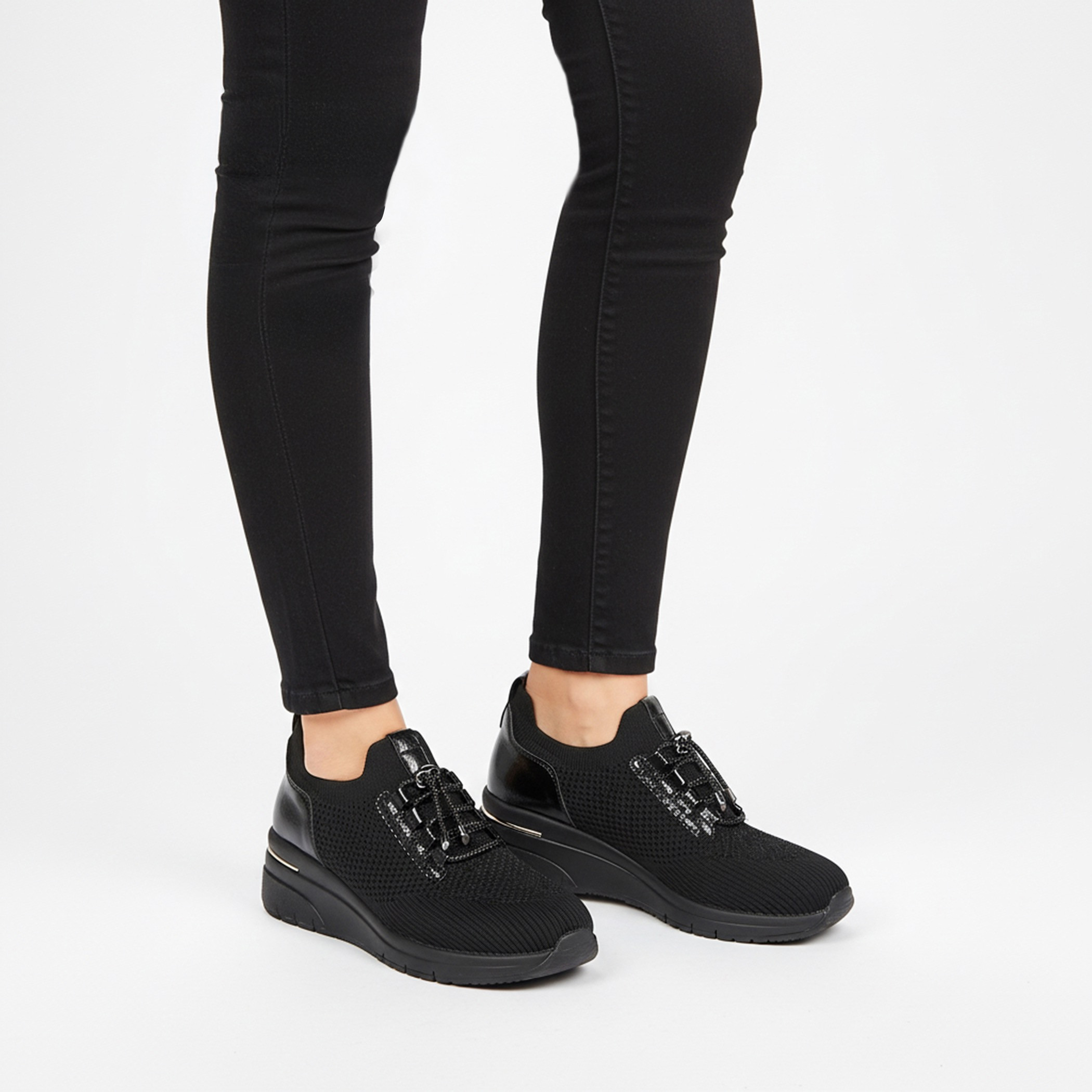 حذاء سنيكرز مزين سهل الارتداء للنساء من لو كونفورت-women-shoes-sneakers-image-2