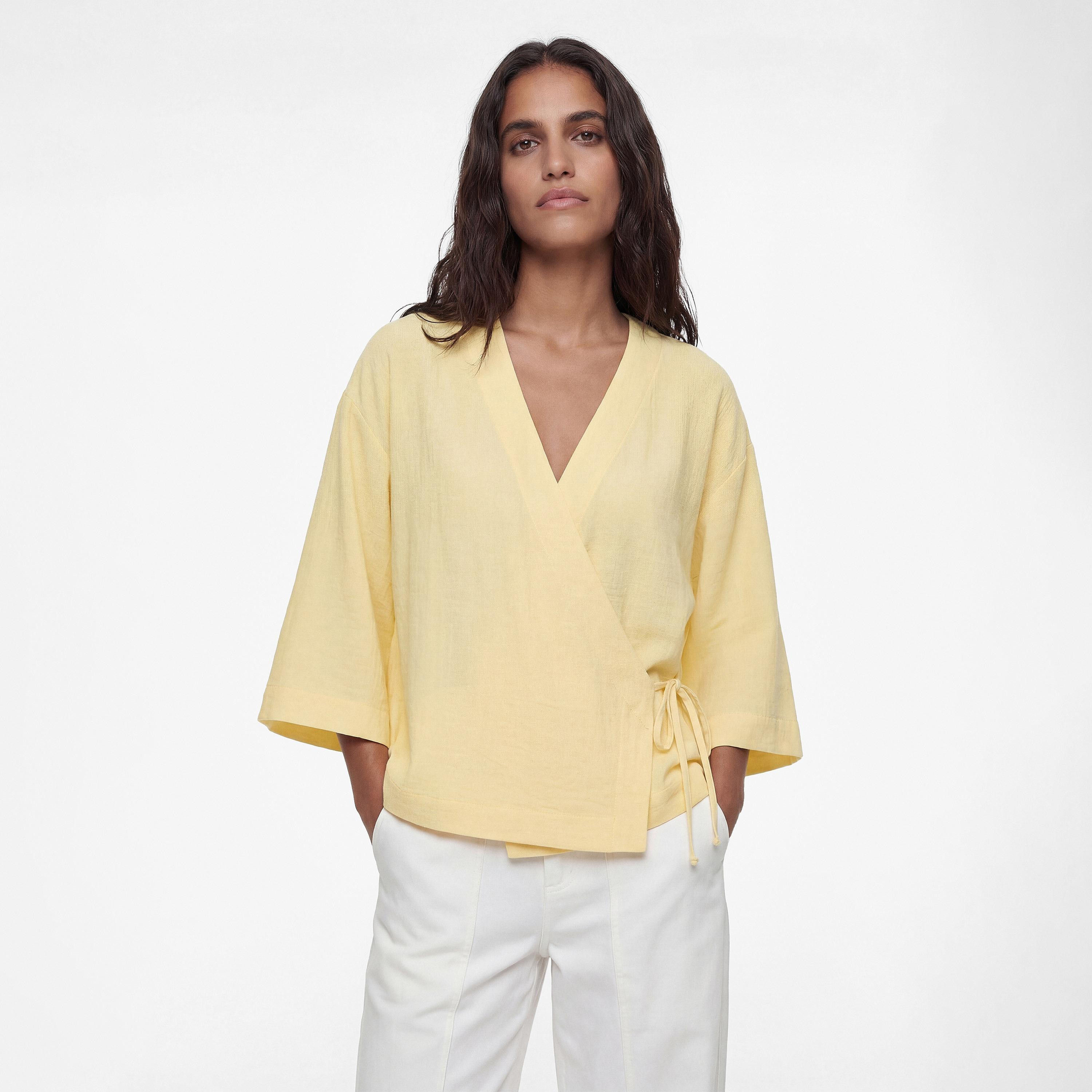 كيمونو نسائي من قماش بارز بفتحة رقبة متقاطعة بلون أصفر من كوتون-women-clothing-shirtsandblouses-blouses-image-1
