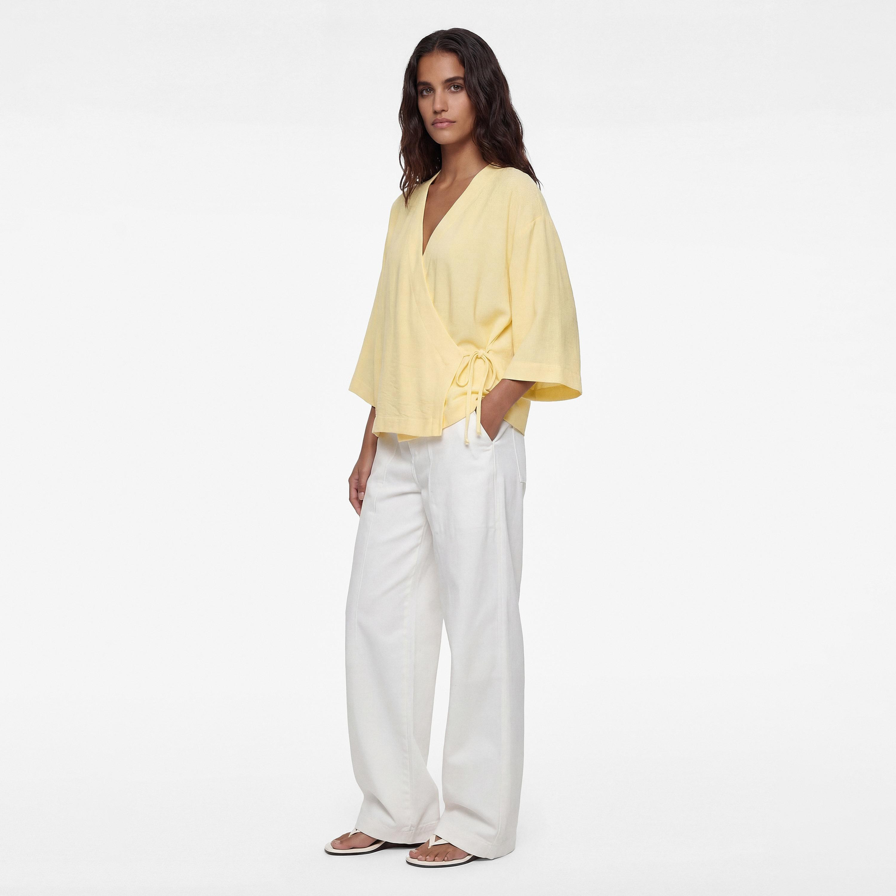 كيمونو نسائي من قماش بارز بفتحة رقبة متقاطعة بلون أصفر من كوتون-women-clothing-shirtsandblouses-blouses-image-2