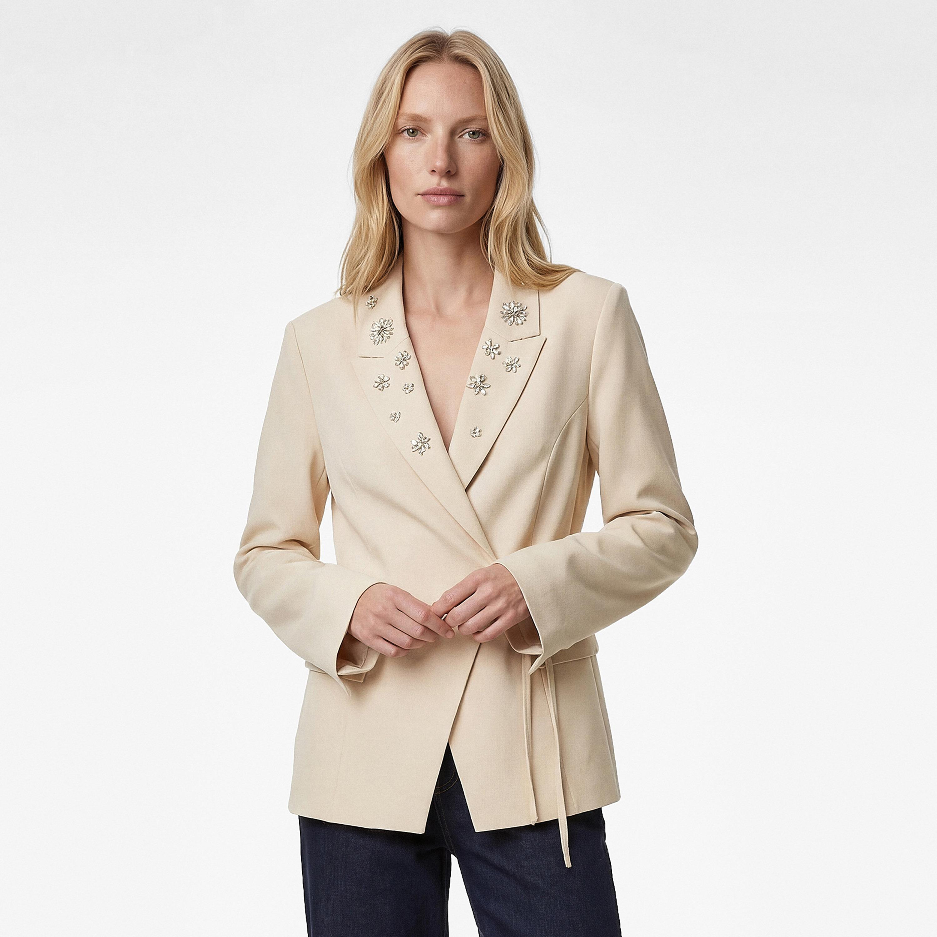 بلازر نسائي بصف أزرار واحد وياقة مطوية وتفاصيل كريستال بلون بيج من كوتون-women-clothing-coatsandjackets-blazers-image-1