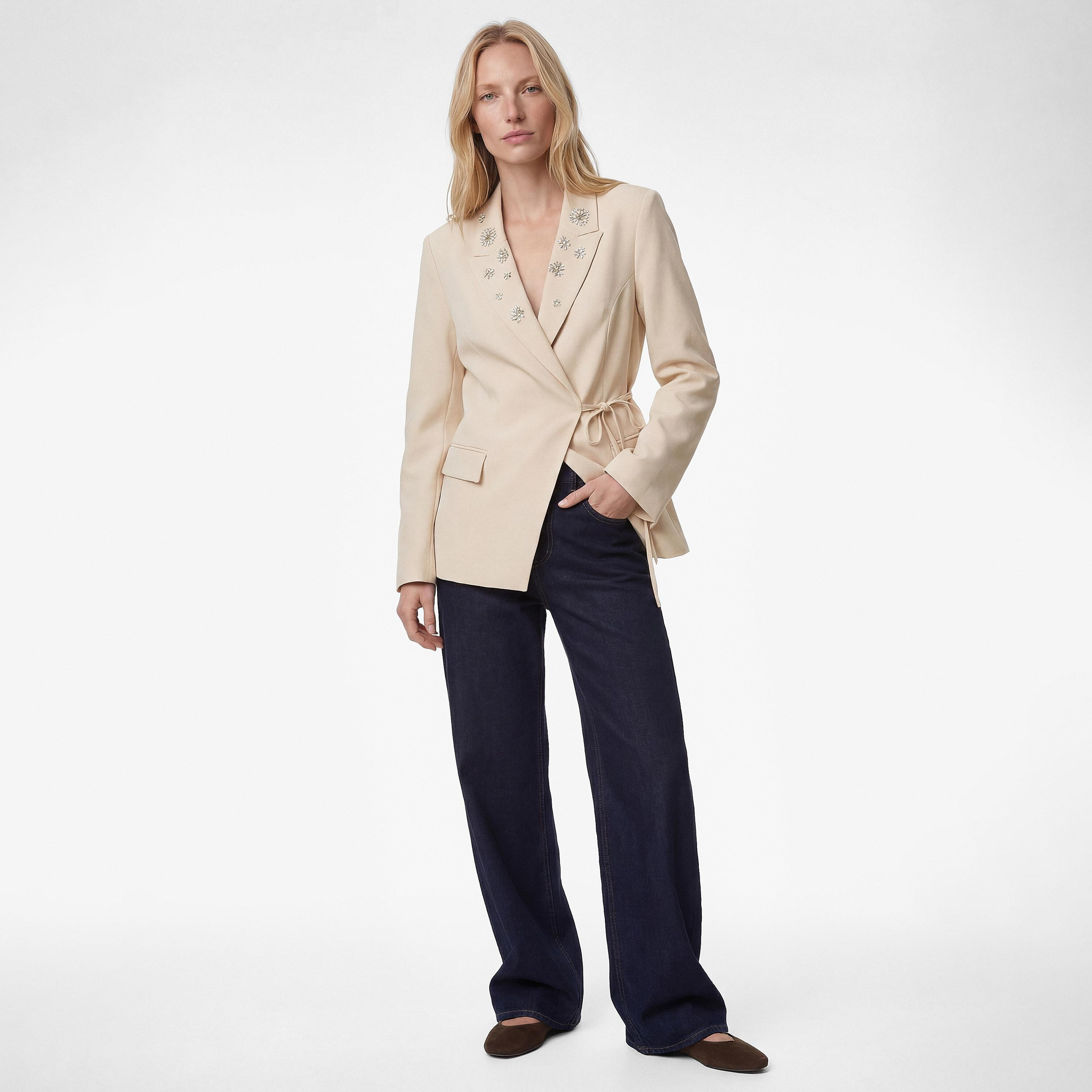 بلازر نسائي بصف أزرار واحد وياقة مطوية وتفاصيل كريستال بلون بيج من كوتون-women-clothing-coatsandjackets-blazers-image-2