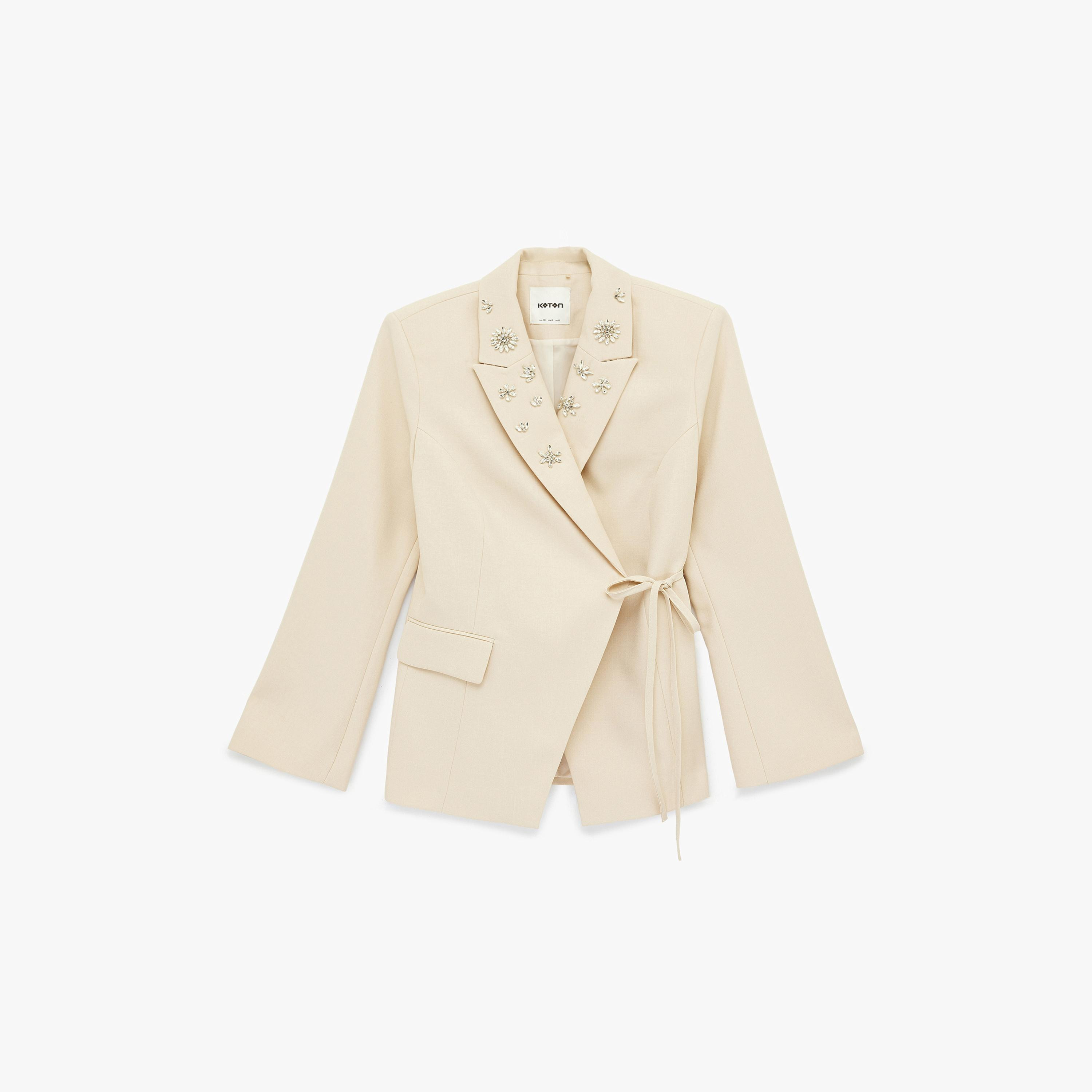 بلازر نسائي بصف أزرار واحد وياقة مطوية وتفاصيل كريستال بلون بيج من كوتون-women-clothing-coatsandjackets-blazers-image-3