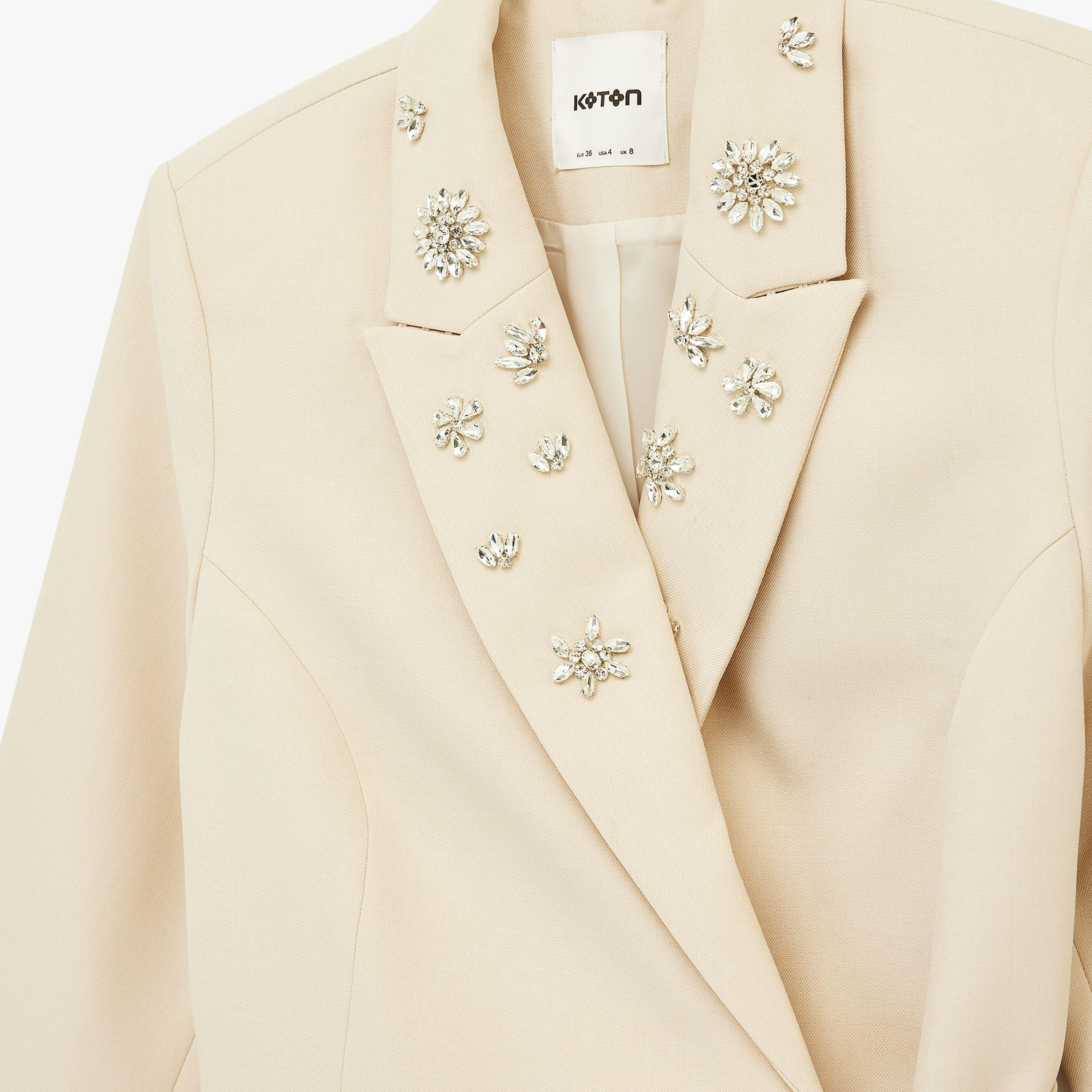 بلازر نسائي بصف أزرار واحد وياقة مطوية وتفاصيل كريستال بلون بيج من كوتون-women-clothing-coatsandjackets-blazers-image-5
