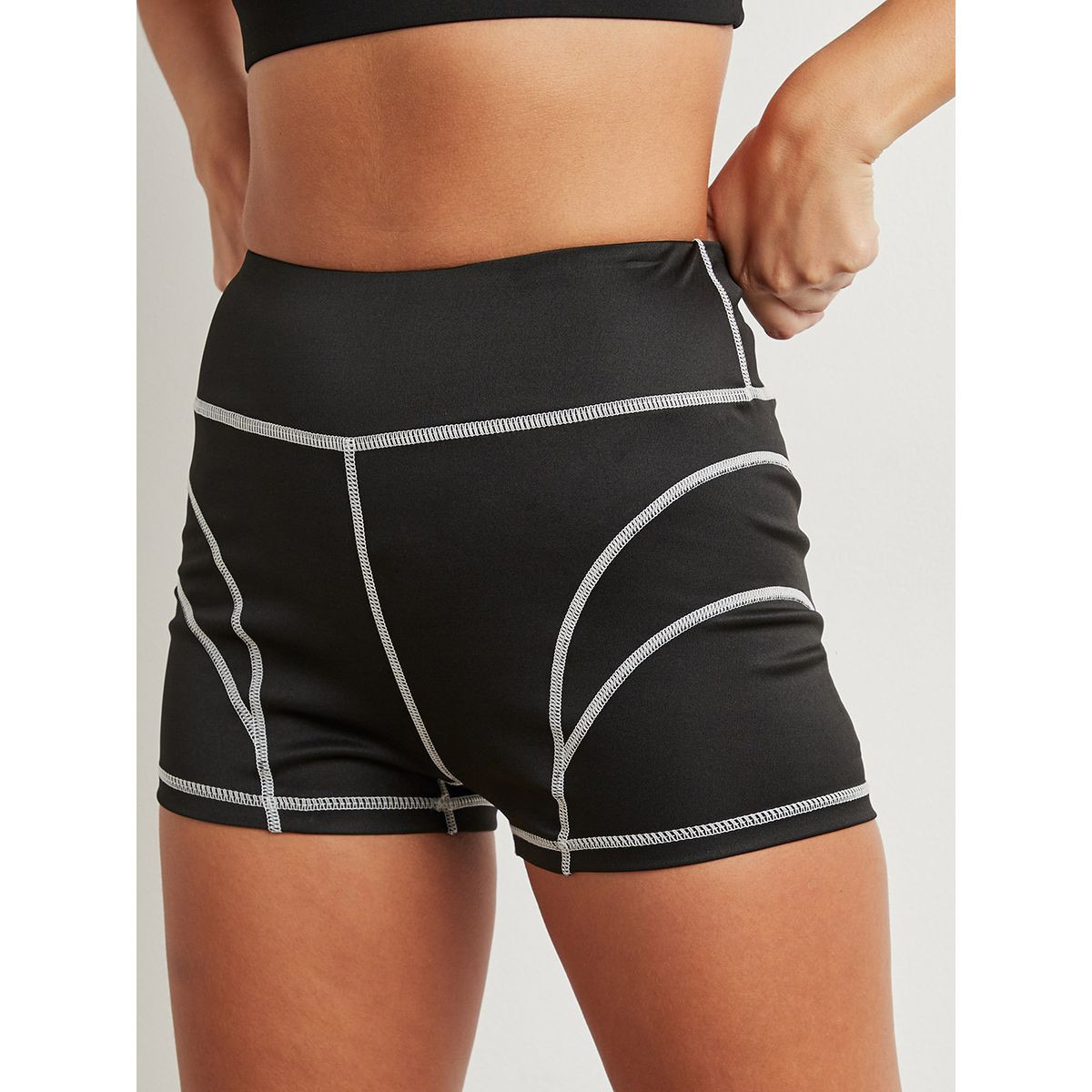 شورت قصير بتفاصيل خياطة من ستايلي-women-clothing-shorts-image-1