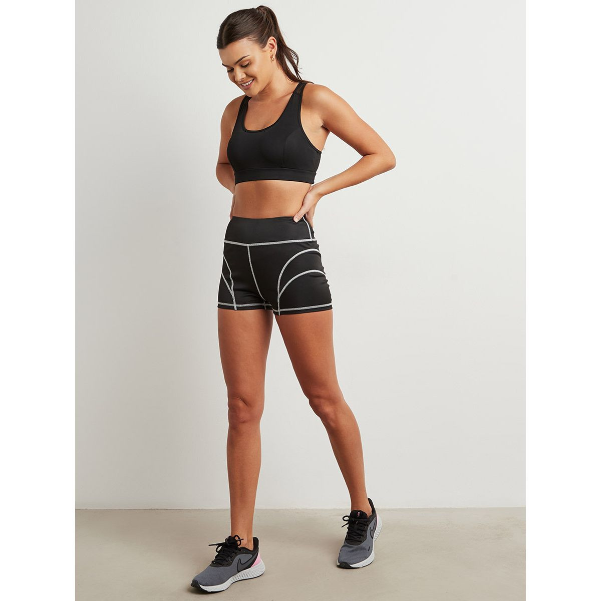 شورت قصير بتفاصيل خياطة من ستايلي-women-clothing-shorts-image-3