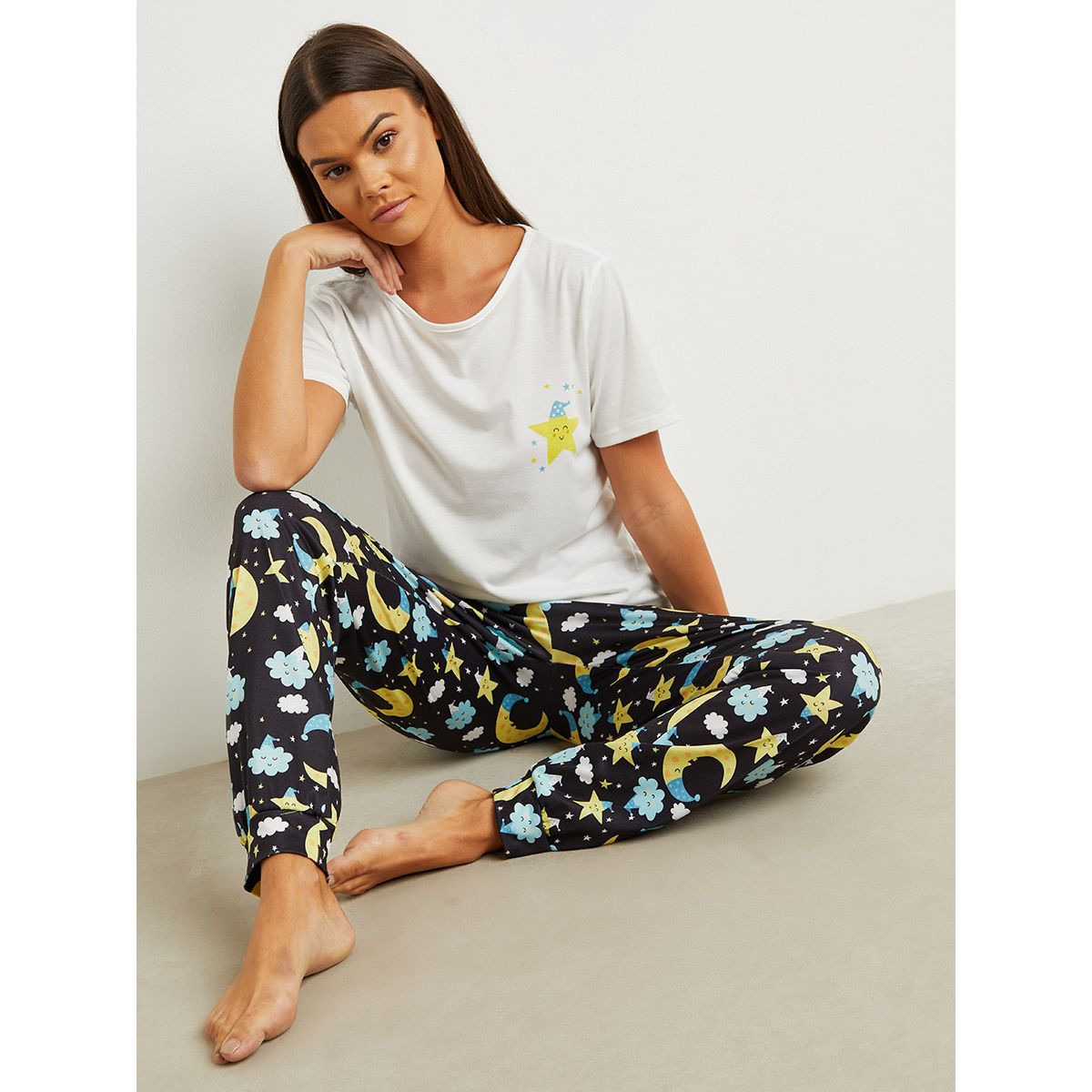 مجموعة من تيشيرت مطبوع وبنطلون بيجاما من ستايلي-women-clothing-nightwear-pyjamas-longsets-image-1