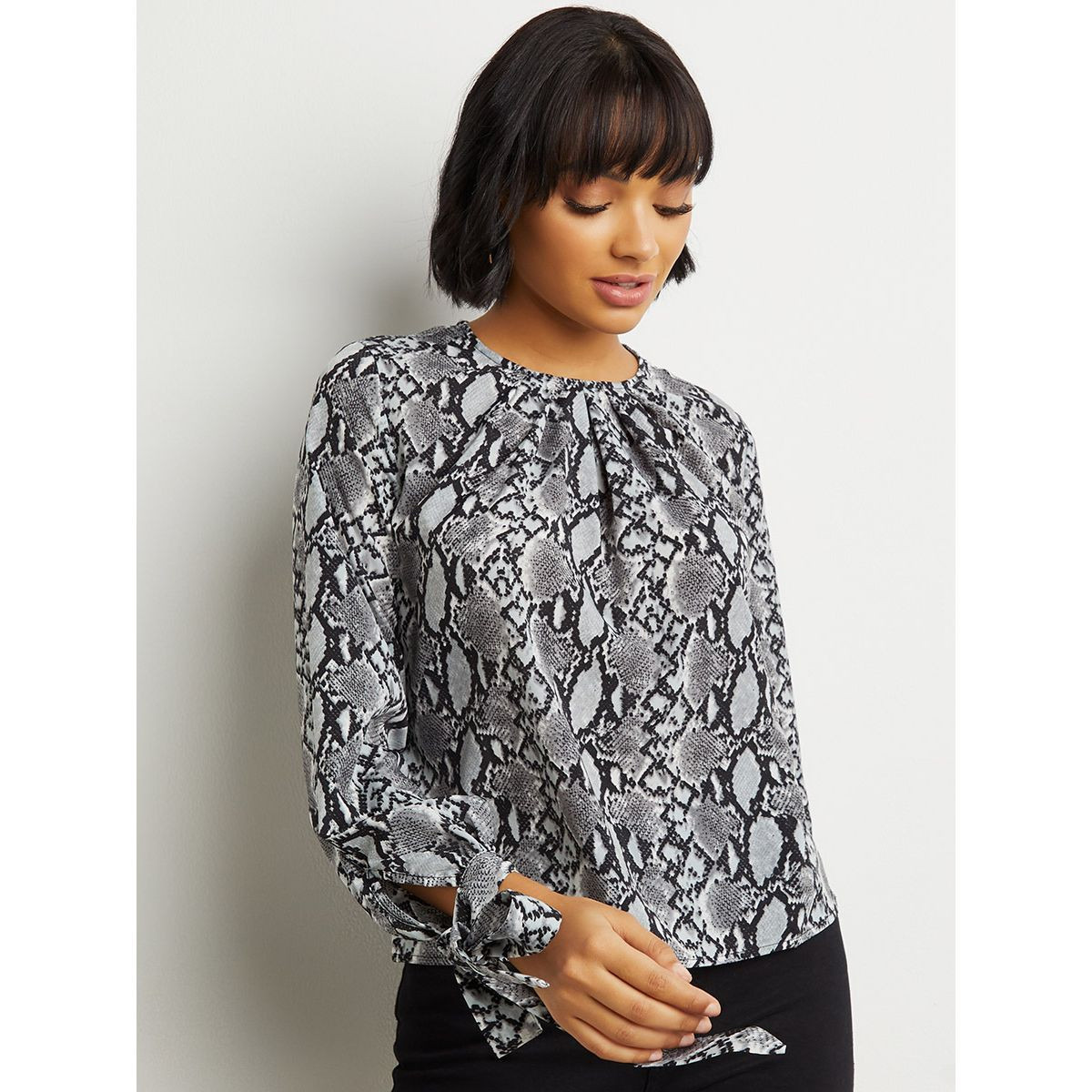 بلوزة مطبوعة بكسرات من ستايلي-women-clothing-shirtsandblouses-blouses-image-2