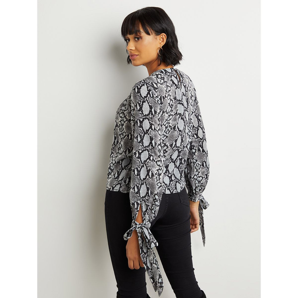 بلوزة مطبوعة بكسرات من ستايلي-women-clothing-shirtsandblouses-blouses-image-4