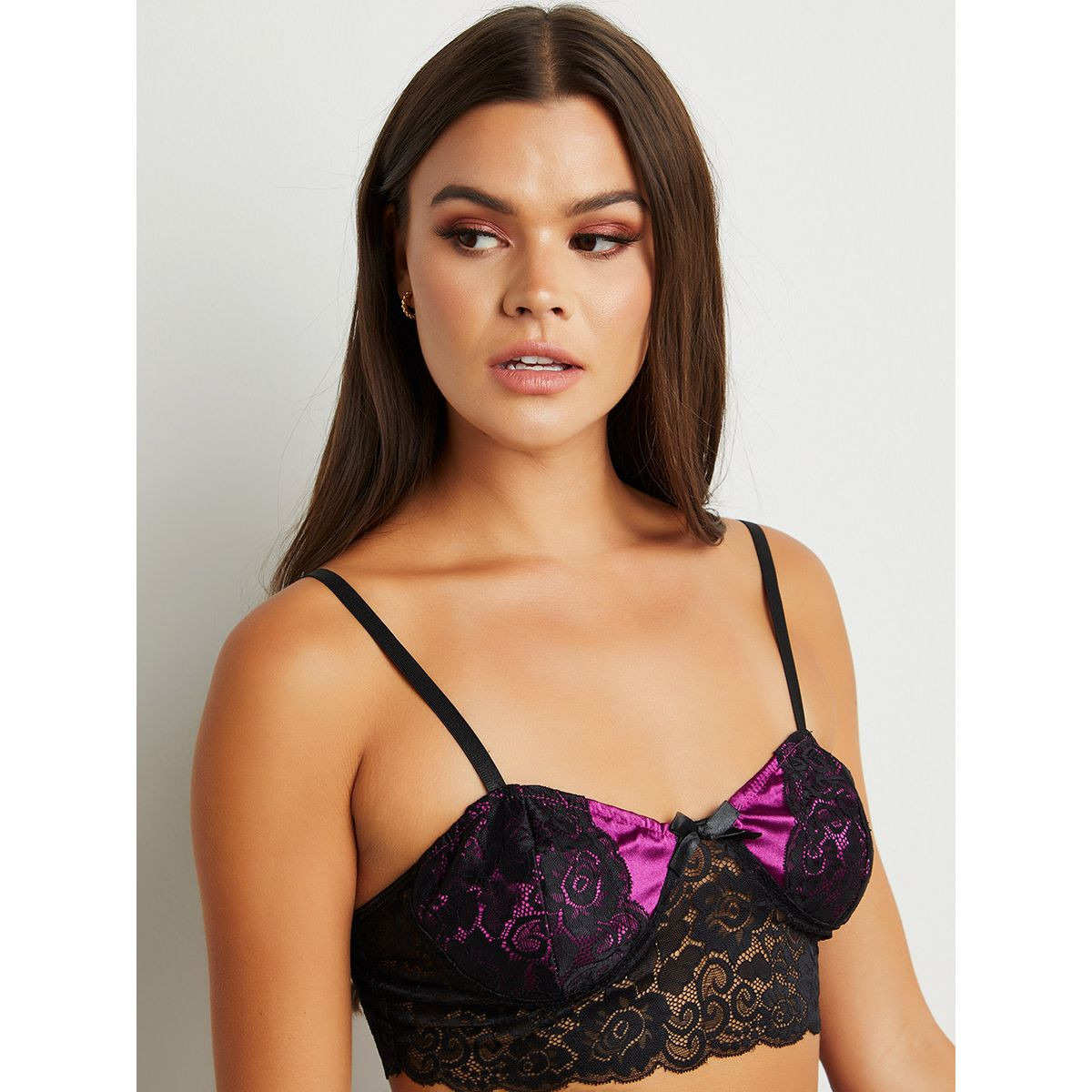 مجموعة من بلوزة مبطنة وشورت بتفاصيل دانتيل من ستايلي-women-clothing-lingerie-lingeriesets-image-2