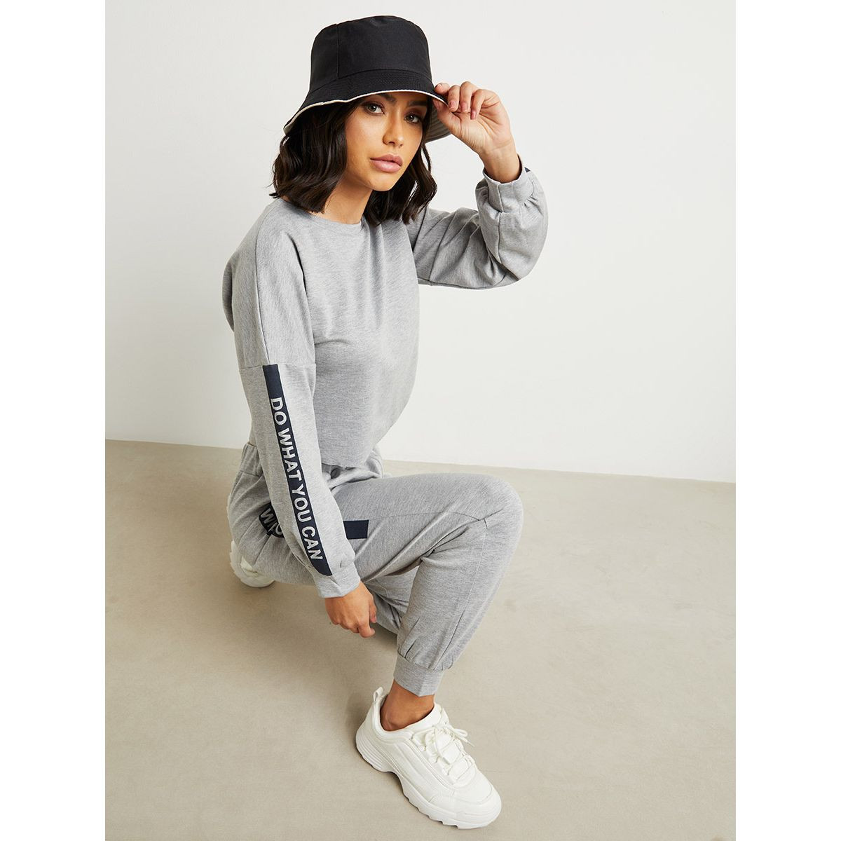 مجموعة من بلوزة مطبوعة وبنطلون رياضي من ستايلي-women-clothing-nightwear-pyjamas-longsets-image-1