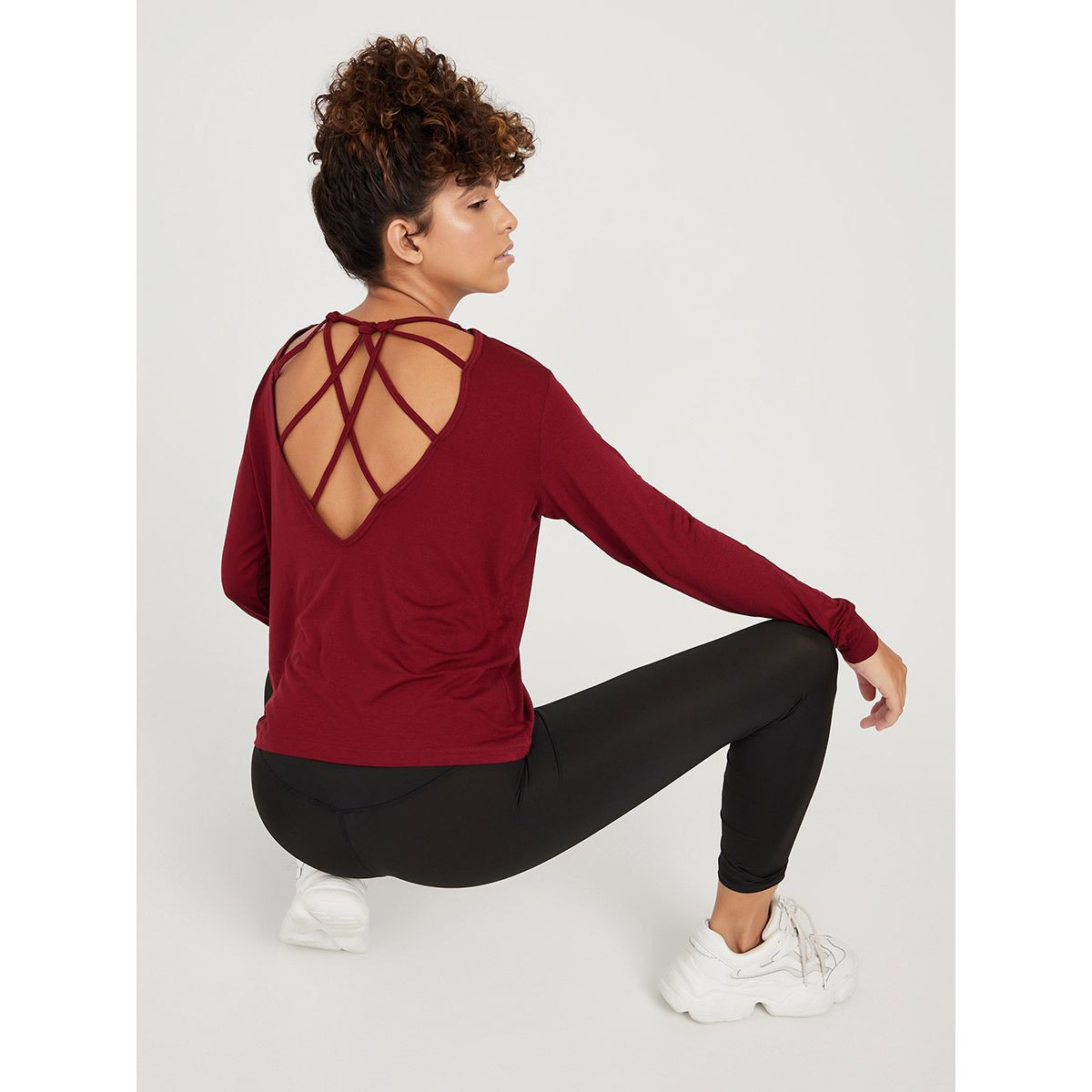بلوزة رياضية بحمالات متقاطعة من ستايلي-women-clothing-sportswearandactivewear-tshirtsandvests-image-4