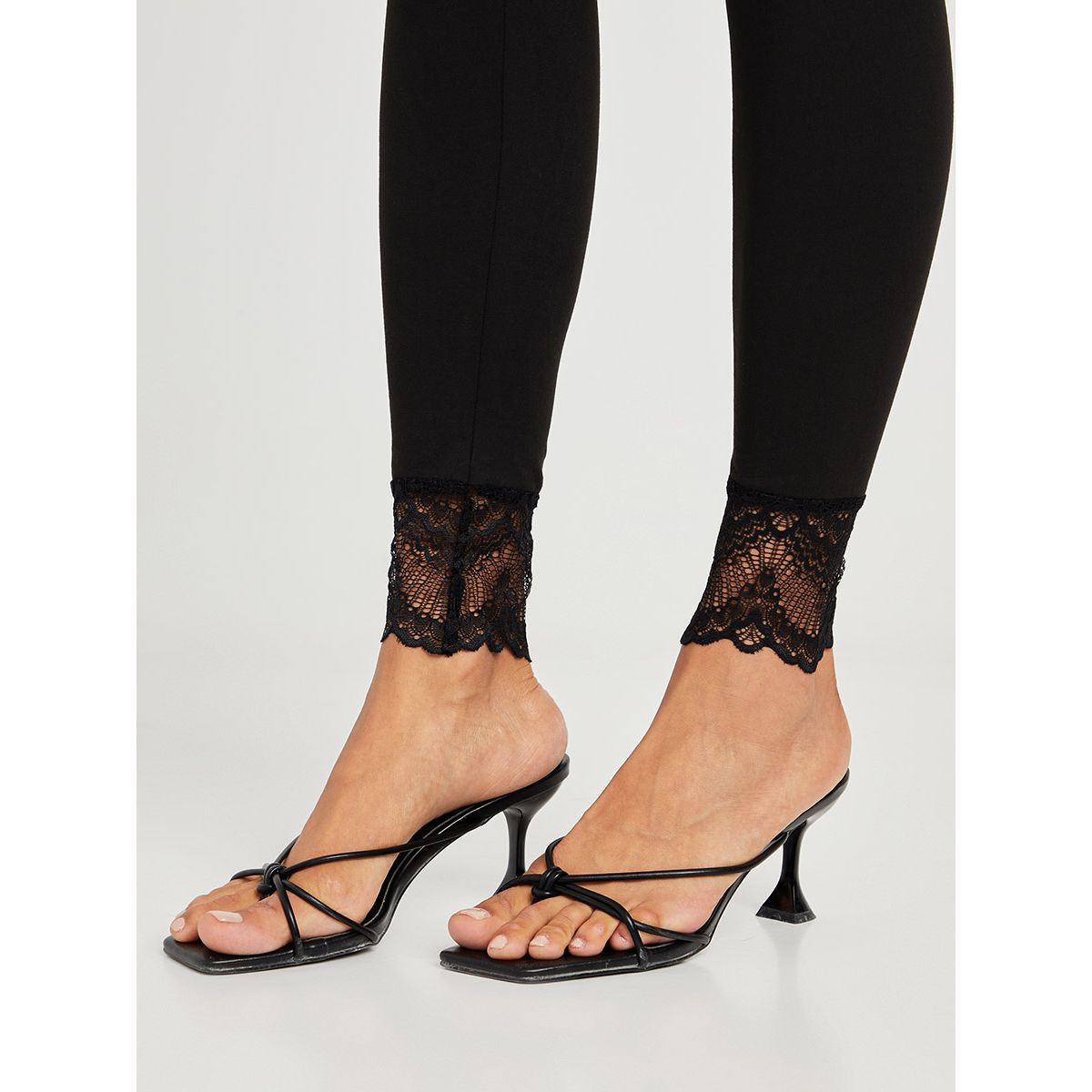 ليقنز بحواف دانتيل من ستايلي-women-clothing-bottoms-leggings-image-3