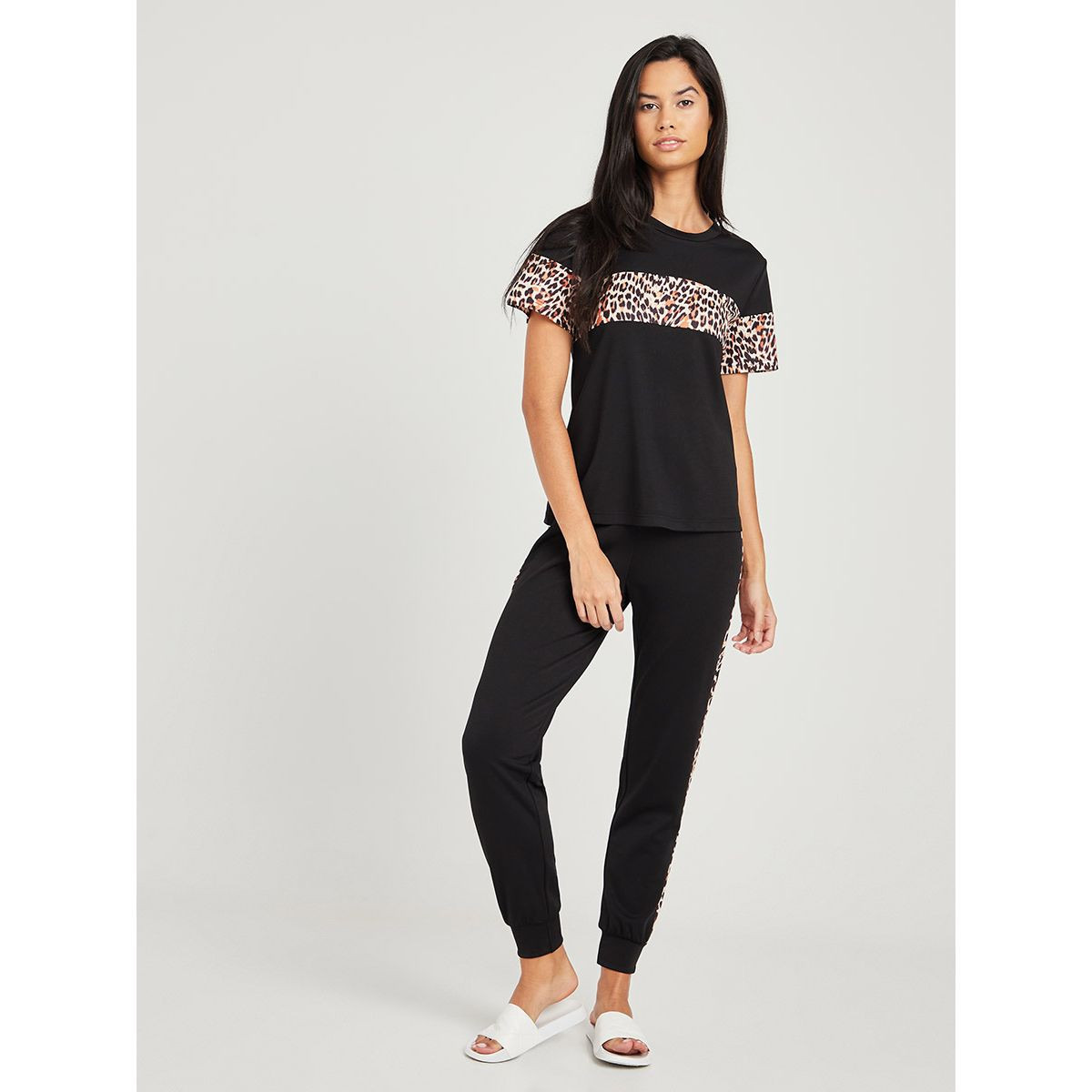 طقم بيجاما مطبعة بطبعة فهد من ستايلي-women-clothing-nightwear-pyjamas-longsets-image-1