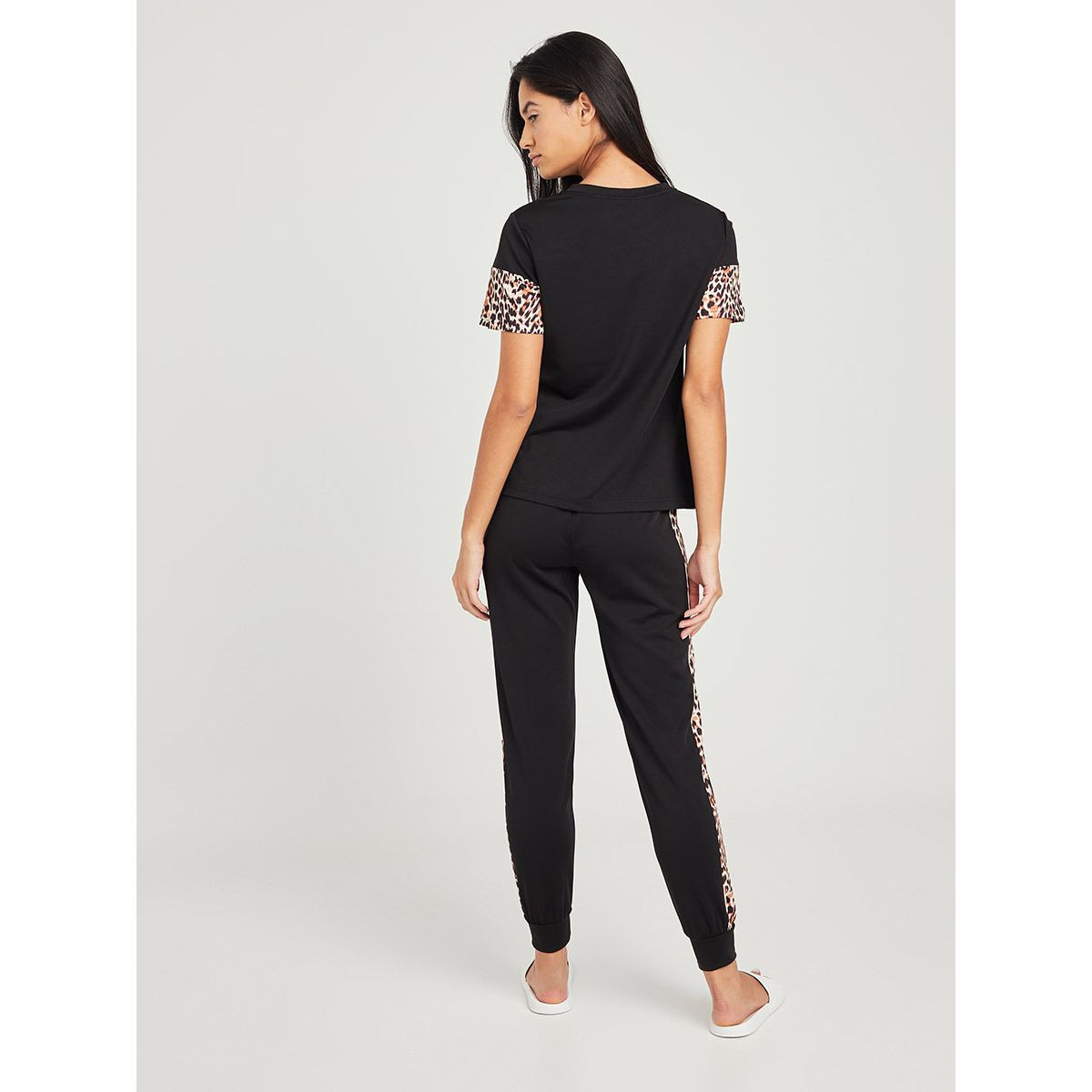 طقم بيجاما مطبعة بطبعة فهد من ستايلي-women-clothing-nightwear-pyjamas-longsets-image-4