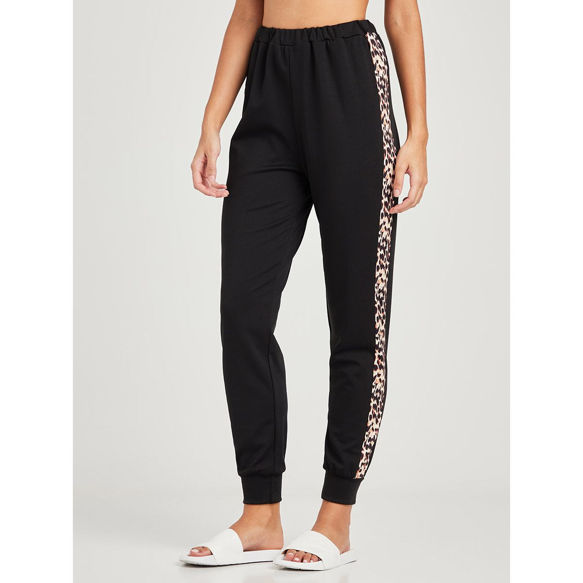 طقم بيجاما مطبعة بطبعة فهد من ستايلي-women-clothing-nightwear-pyjamas-longsets-image-5